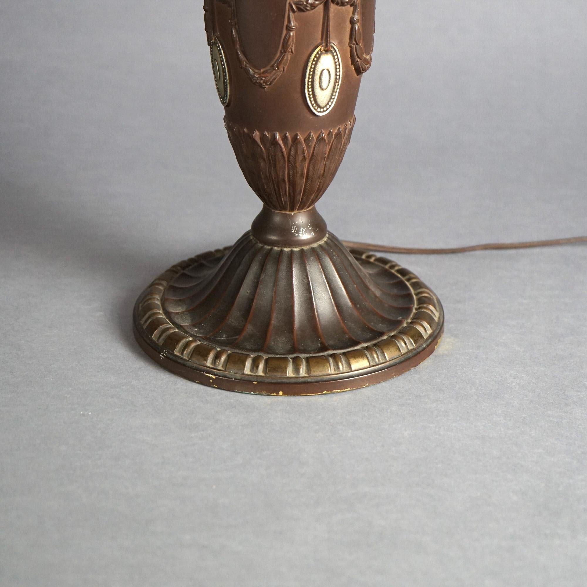 Ancienne lampe de bureau Arts & Crafts Bradley & Hubbard en verre à baldaquin, circa 1920 en vente 11
