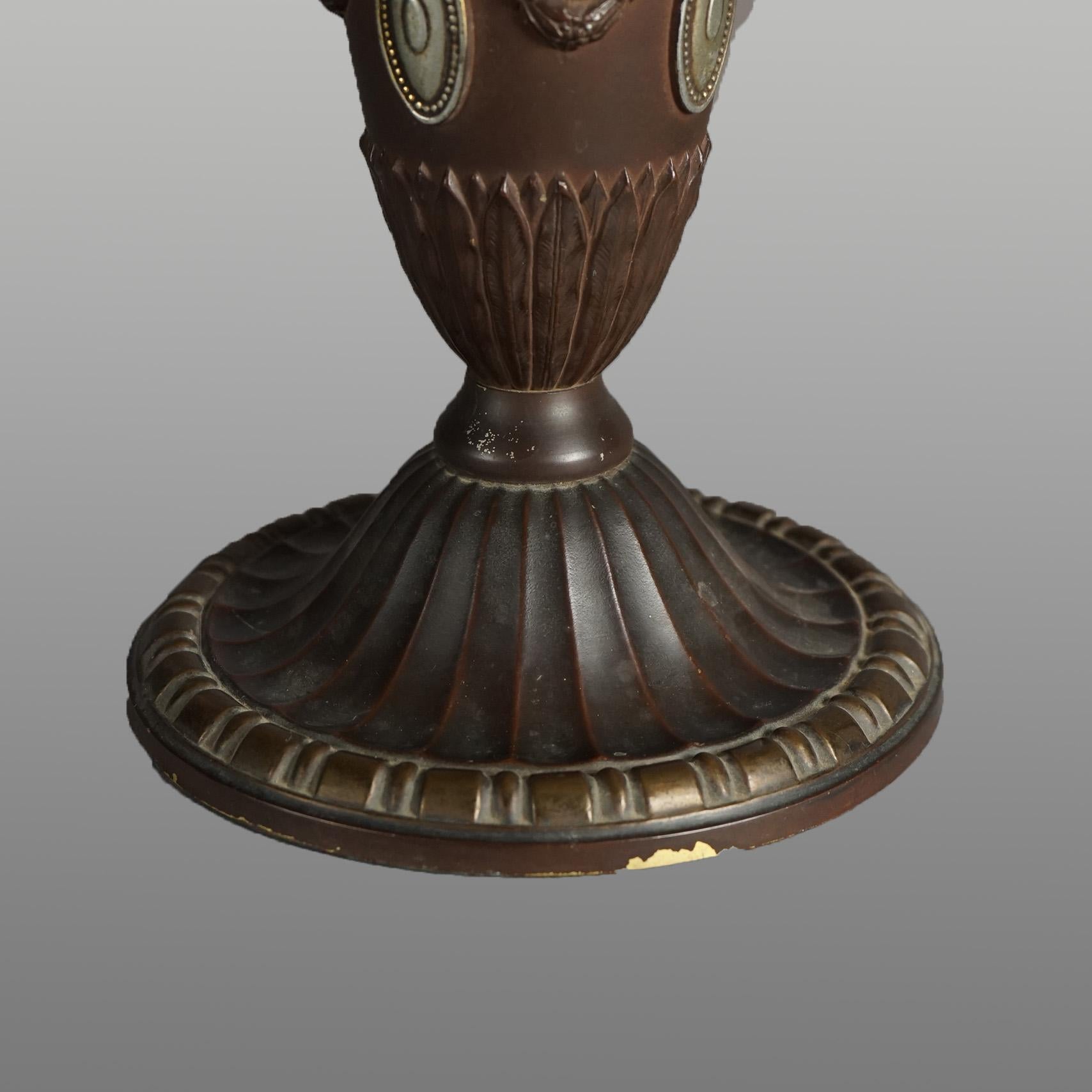 Ancienne lampe de bureau Arts & Crafts Bradley & Hubbard en verre à baldaquin, circa 1920 en vente 12