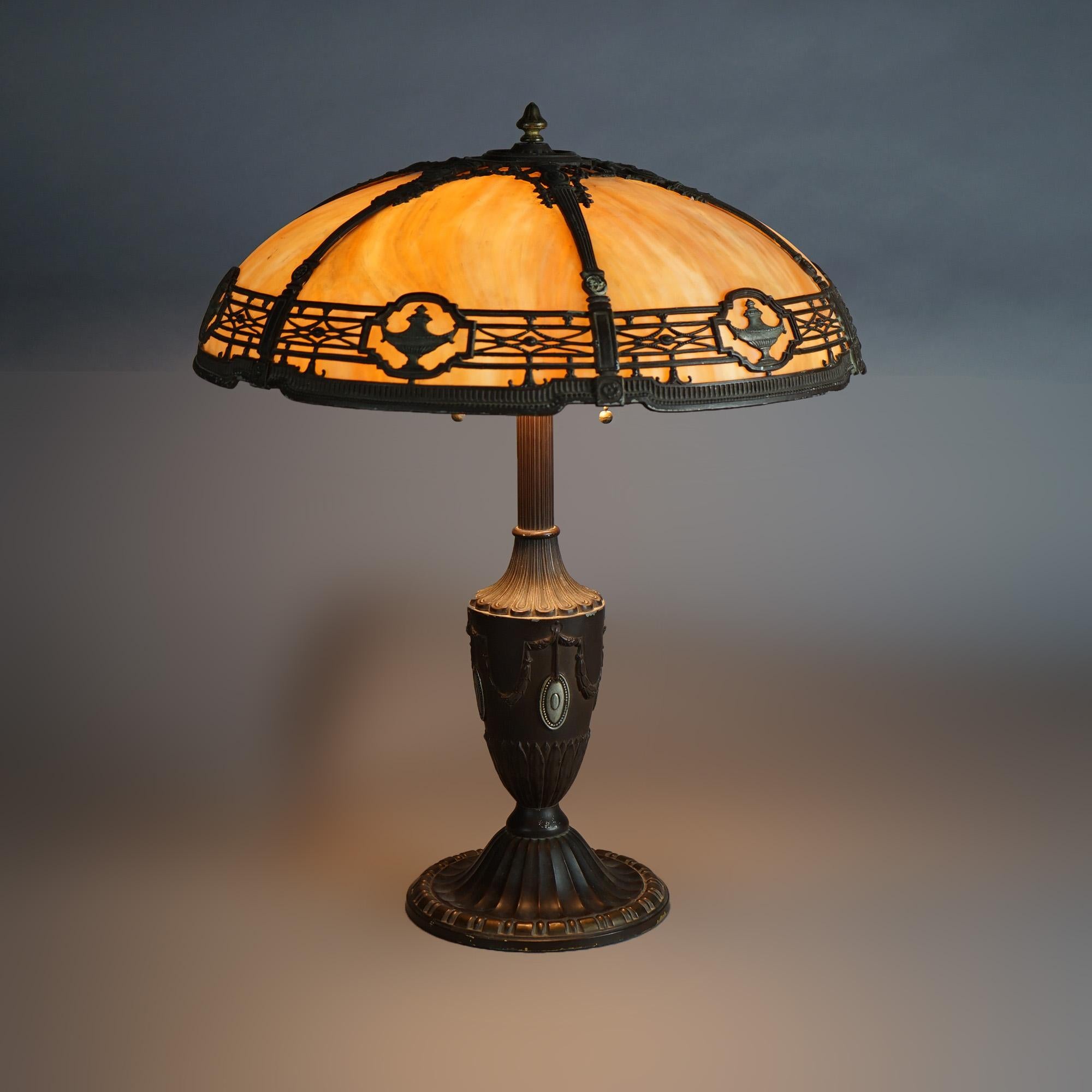 Arts and Crafts Ancienne lampe de bureau Arts & Crafts Bradley & Hubbard en verre à baldaquin, circa 1920 en vente