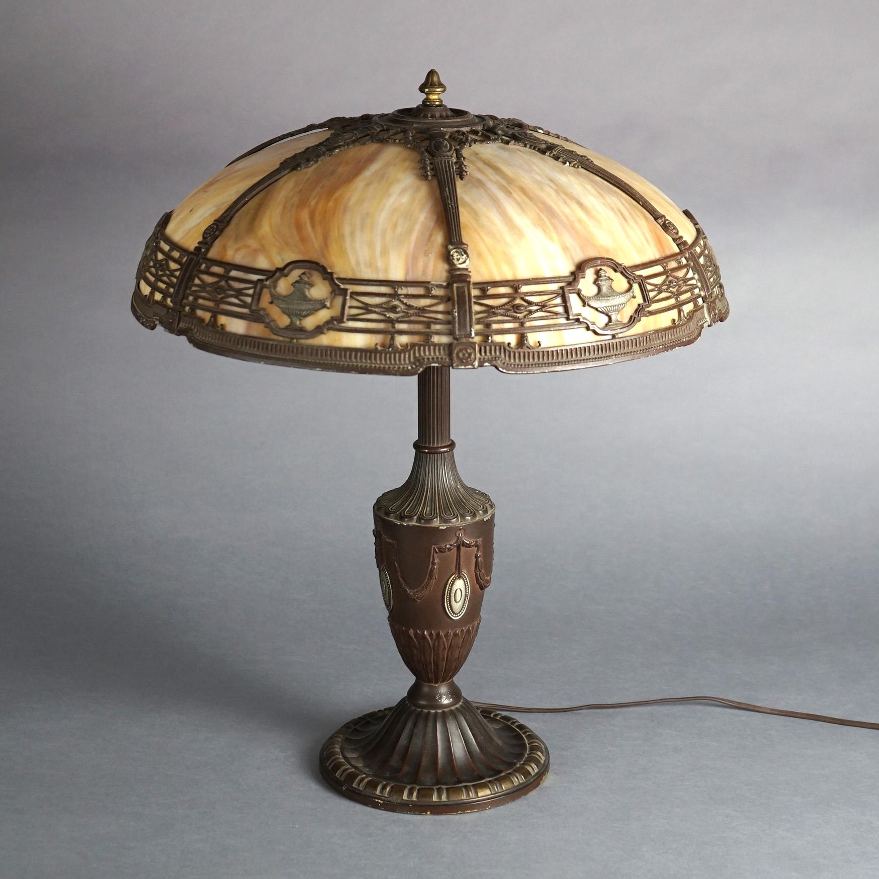 Ancienne lampe de bureau Arts & Crafts Bradley & Hubbard en verre à baldaquin, circa 1920 Bon état - En vente à Big Flats, NY