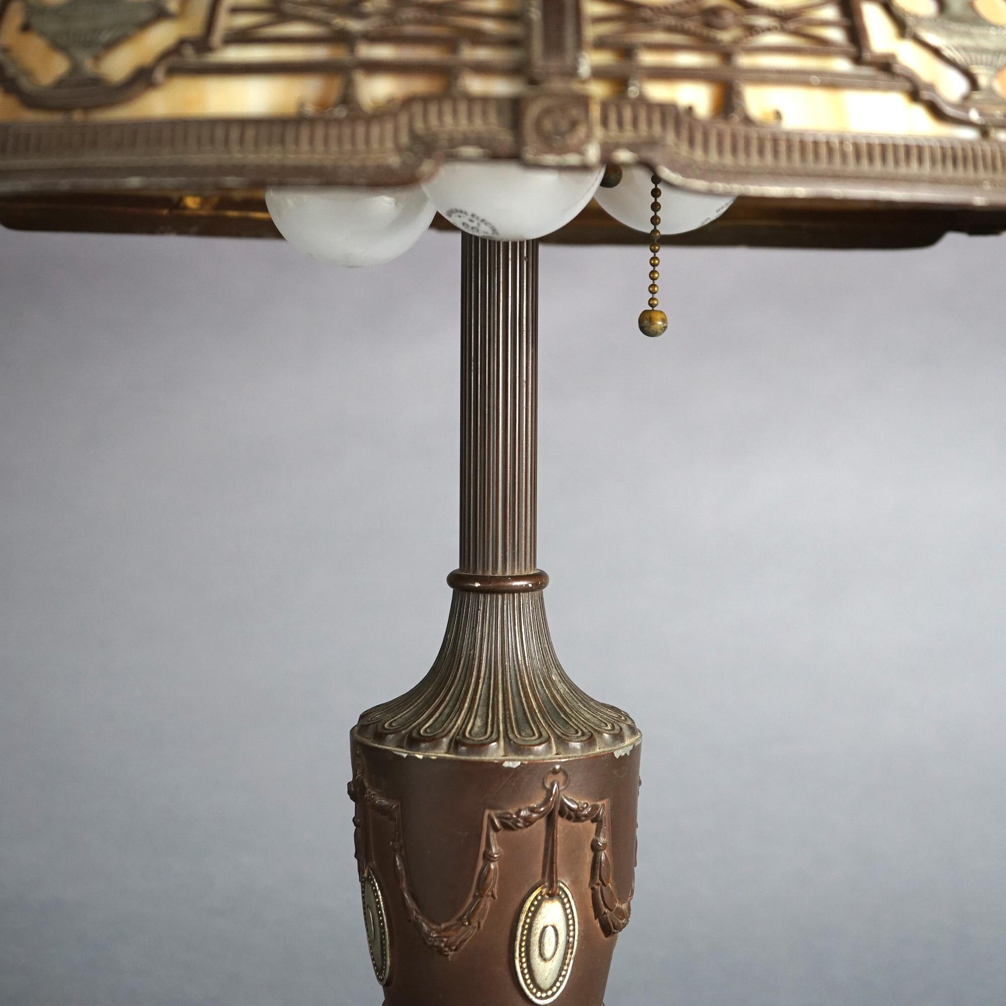 Ancienne lampe de bureau Arts & Crafts Bradley & Hubbard en verre à baldaquin, circa 1920 en vente 1