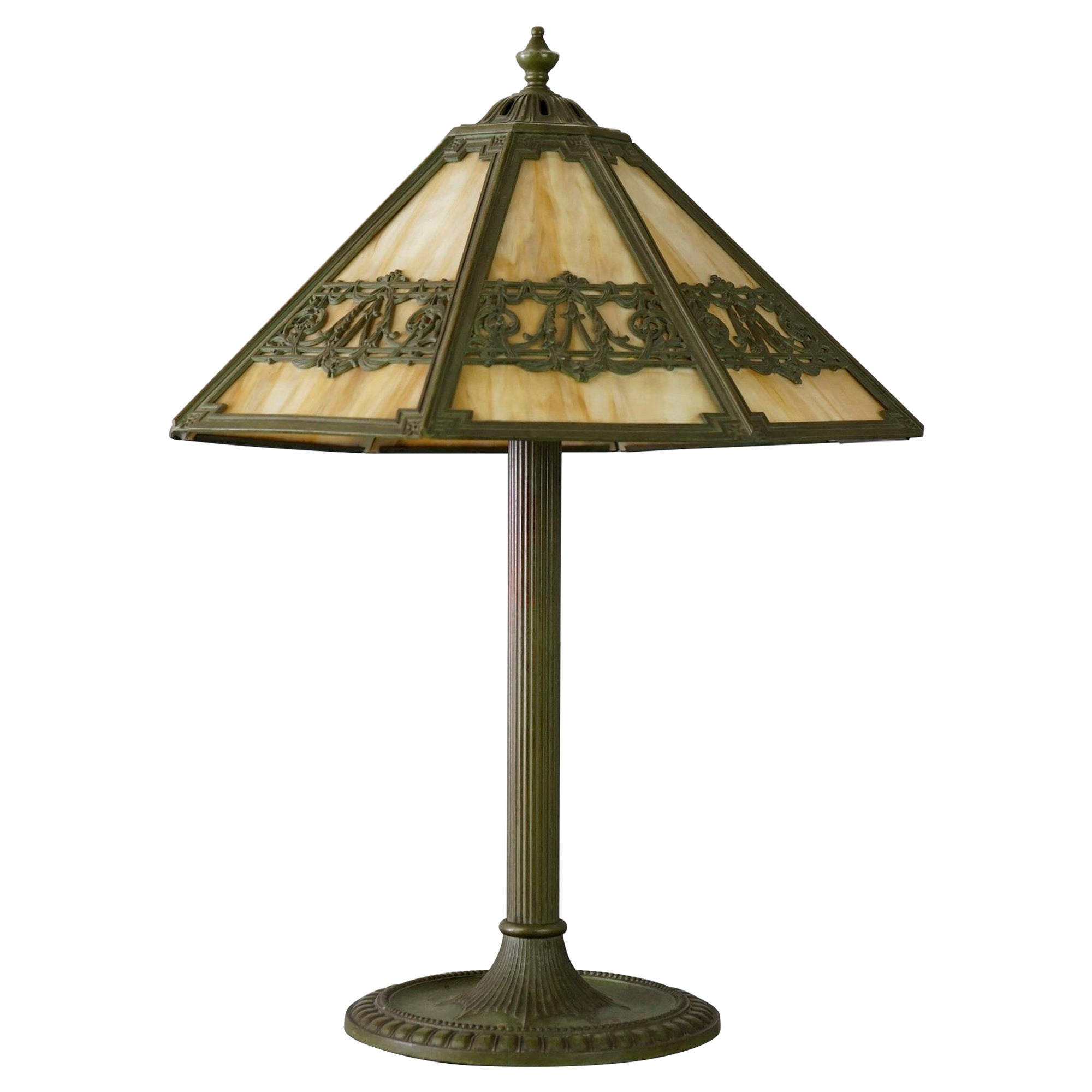 Lámpara de mesa antigua Arts & Crafts Bradley & Hubbard de cristal de escoria, firmada, c1920