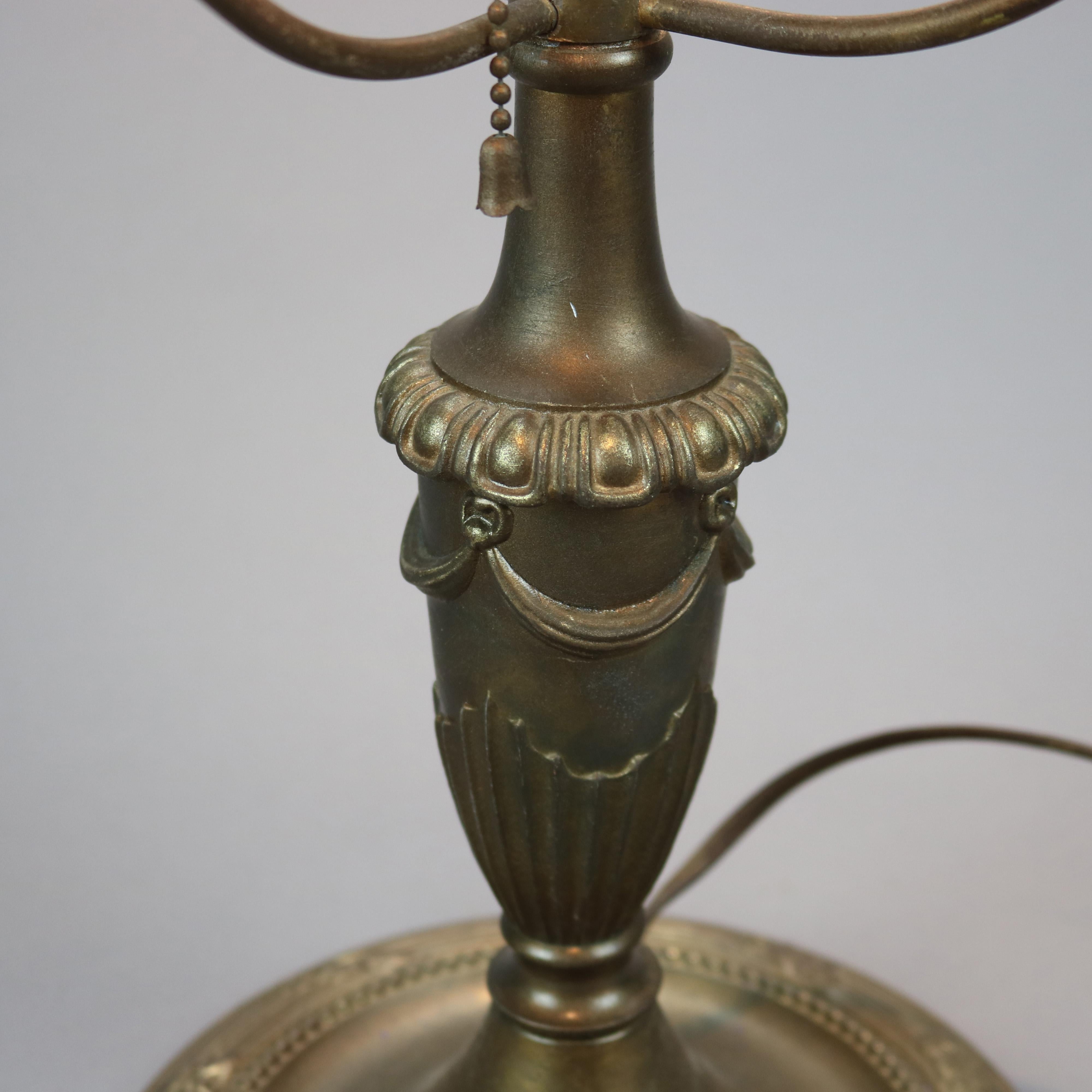 Ancienne lampe de bureau Arts & Crafts Bradley & Hubbard en verre plaqué Victory, c1920 2