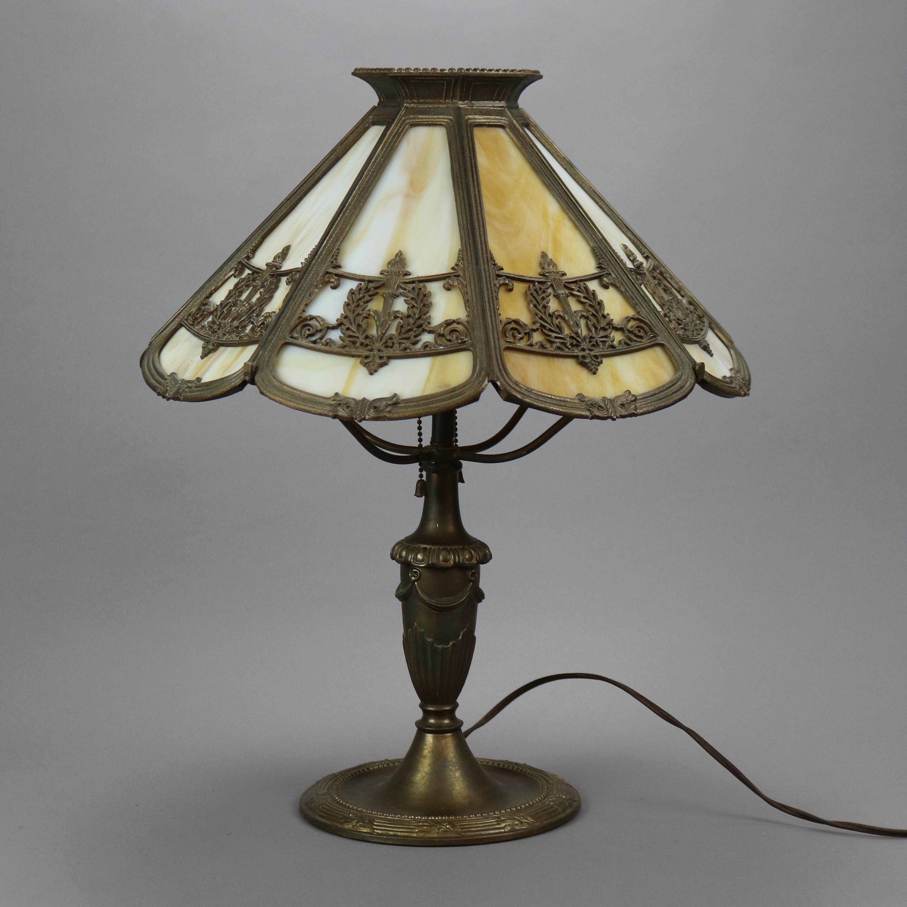 Arts and Crafts Ancienne lampe de bureau Arts & Crafts Bradley & Hubbard en verre plaqué Victory, c1920