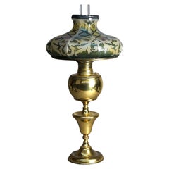 Ancienne lampe de banquet Arts & Crafts en laiton et abat-jour de style verre plombé, vers 1910