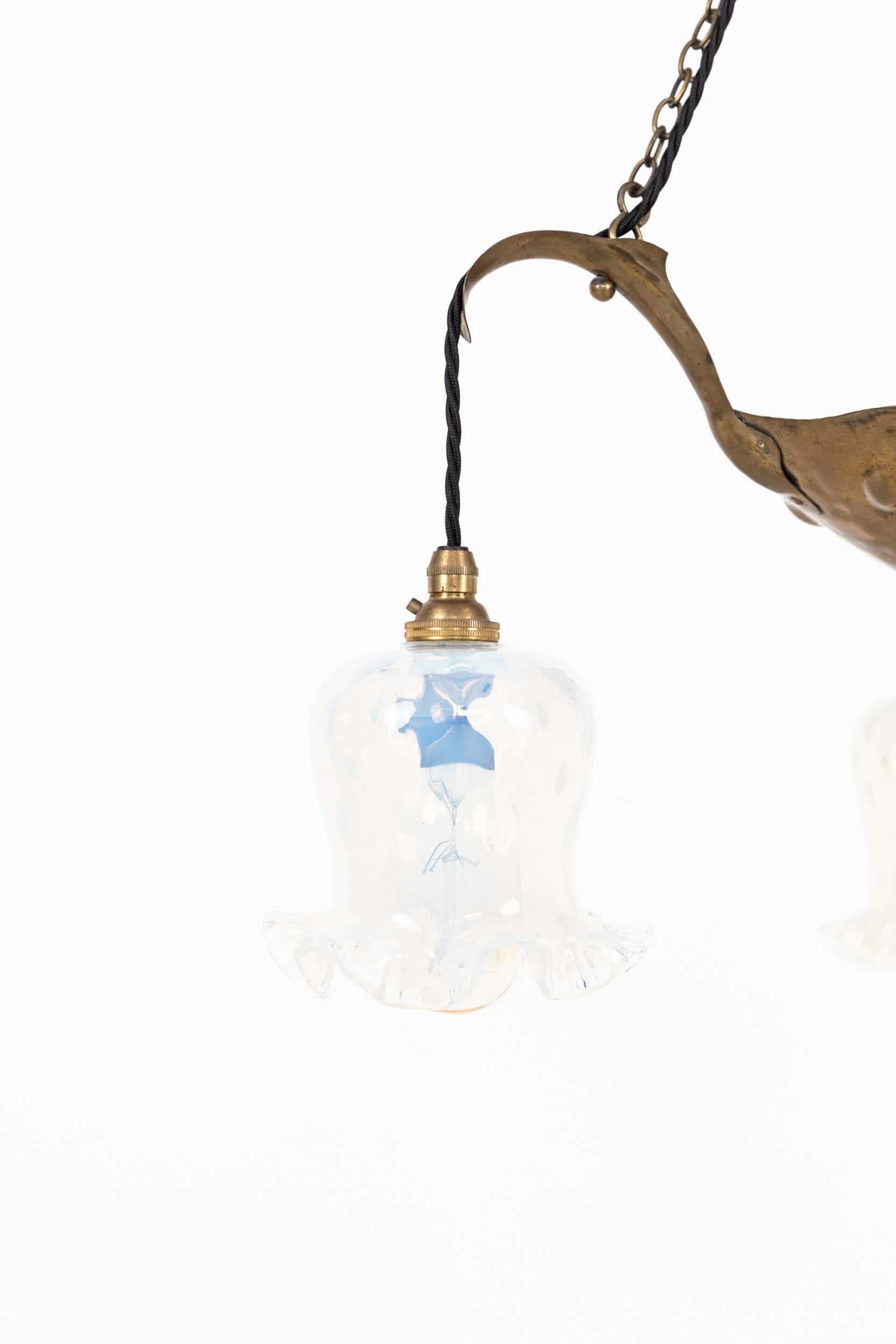 

Eine unglaublich elegante, kunsthandwerkliche Elektrolaterne. Um 1910.

Wunderschön aus Messing gefertigt und von einem geschickten Metallverarbeiter von Hand poliert. Die zentrale Fassung trägt drei Glasschirme aus Vaseline.

Neu verdrahtet mit