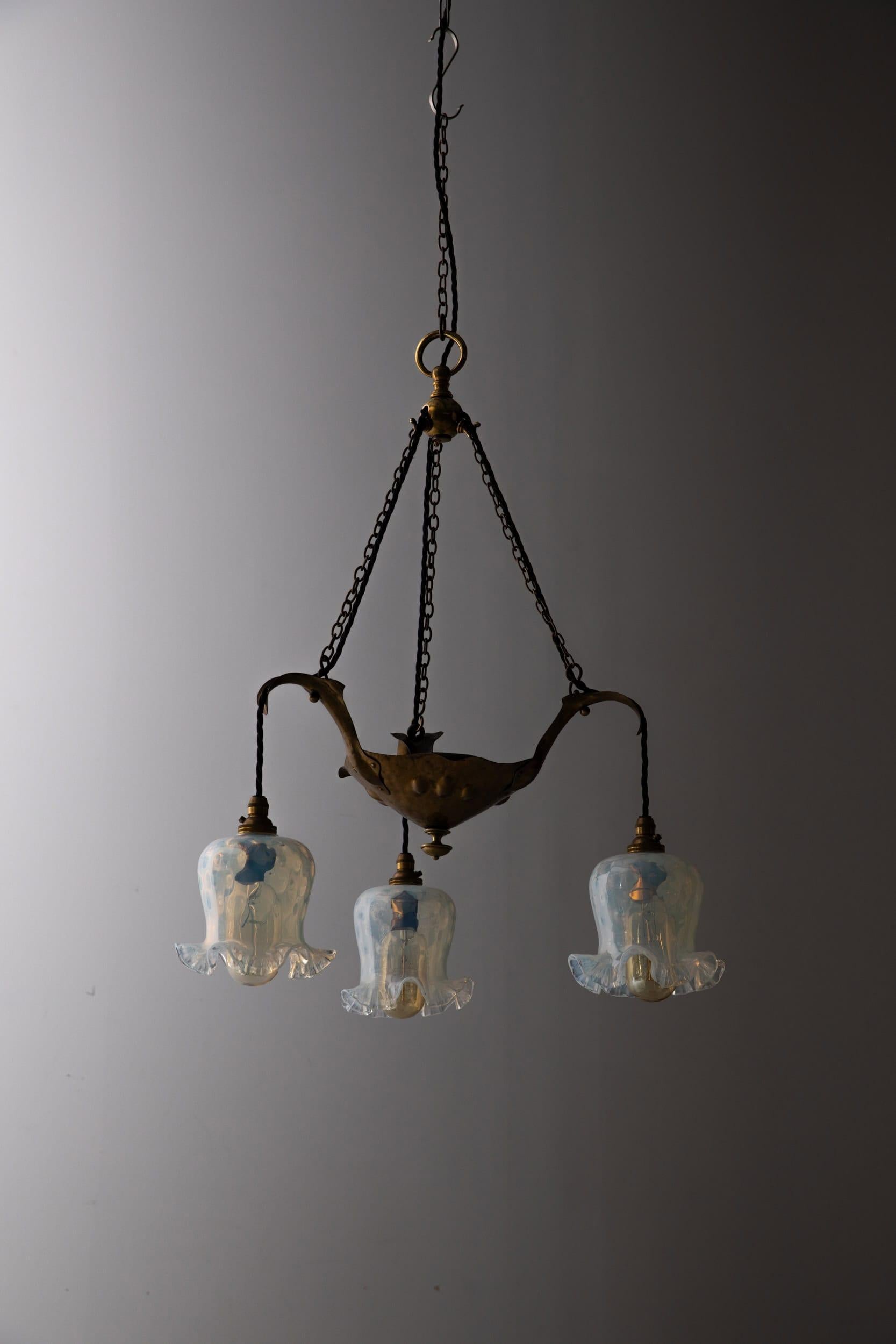 Antike Arts & Crafts Messing & Vaseline Glas Licht Kronleuchter. C.1900 (20. Jahrhundert) im Angebot