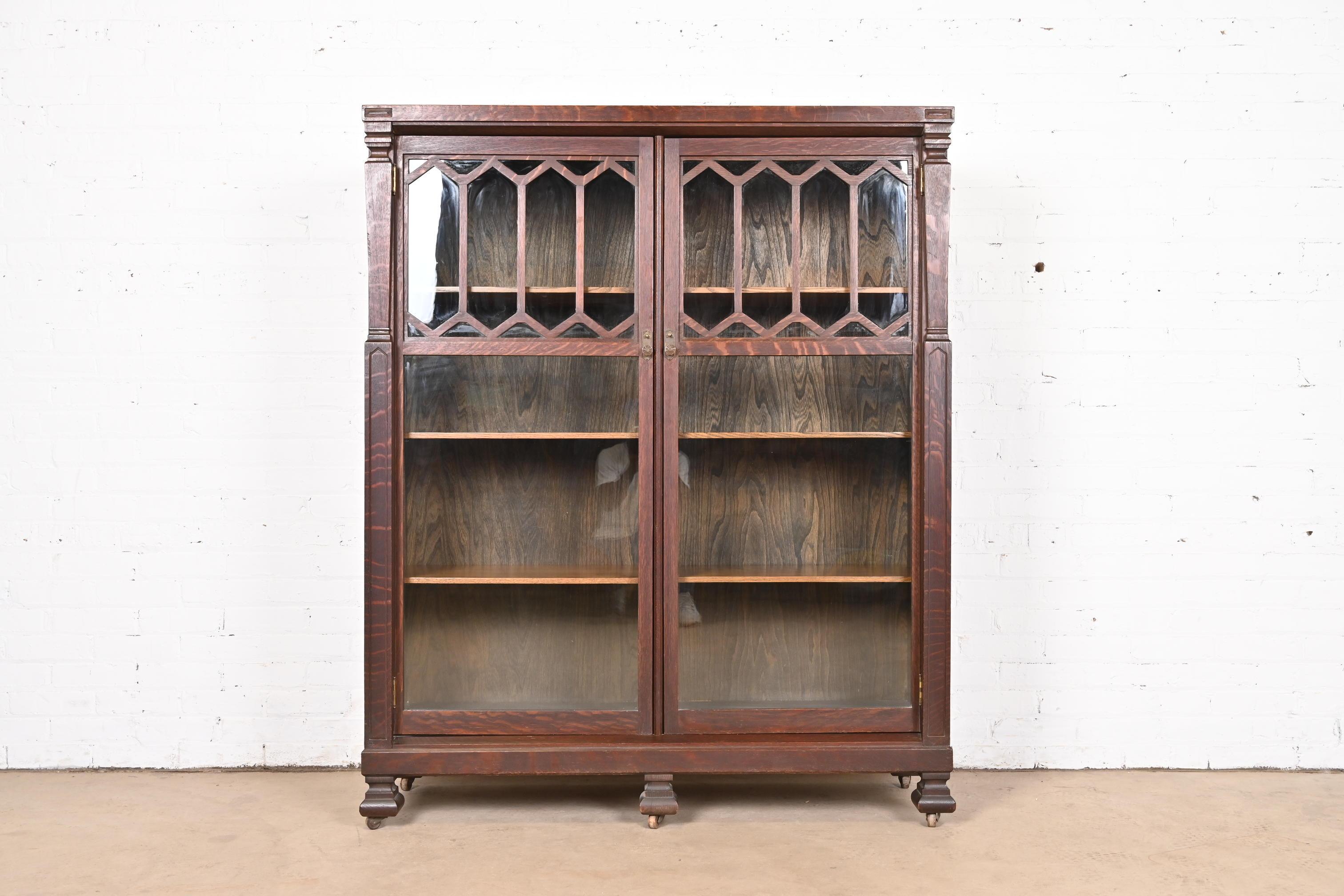 Un eccezionale mobile libreria doppio di stile Impero americano o Arts & Crafts

USA, circa 1900

Splendida quercia segata a quarto di dollaro, con porte d'ingresso in vetro a bifora e ferramenta originale in ottone.

Misure: 48,5 