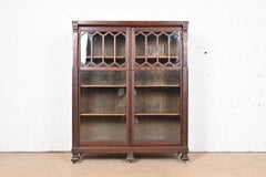 Librería doble antigua Arts & Crafts de roble tallado con frente de cristal, Circa 1900