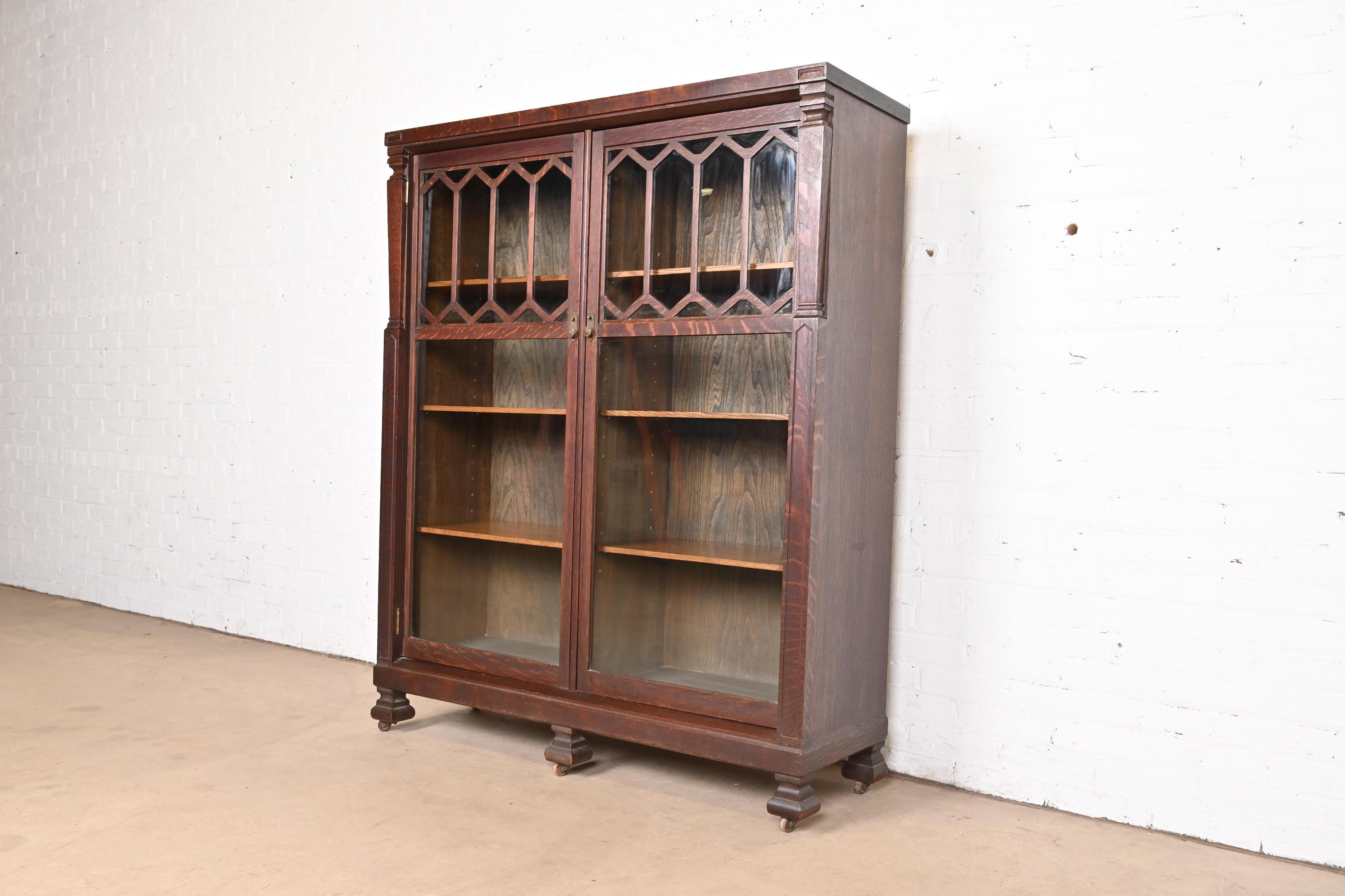 Americano Antica libreria doppia in quercia intagliata e con ante in vetro, CIRCA 1900 in vendita