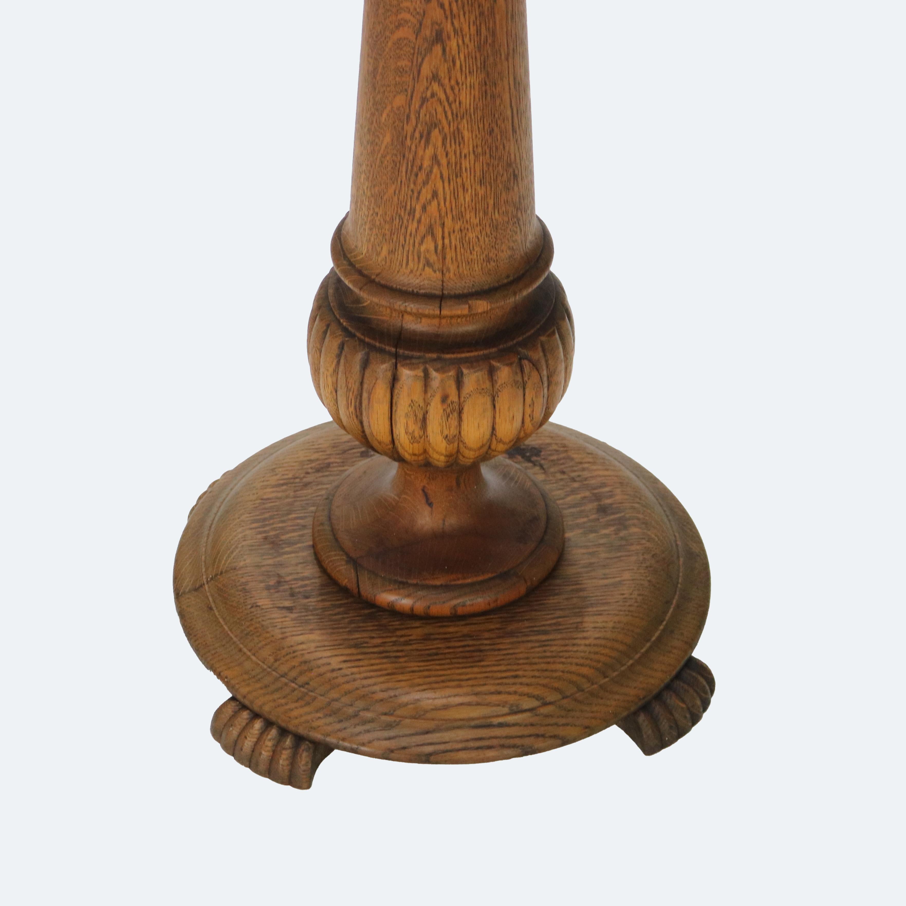 Antico portapiante in legno di Oak intagliato a quarto di luna con elementi di melone e piedi a zampa stilizzati, del 1920.

Misure - 34 1/2