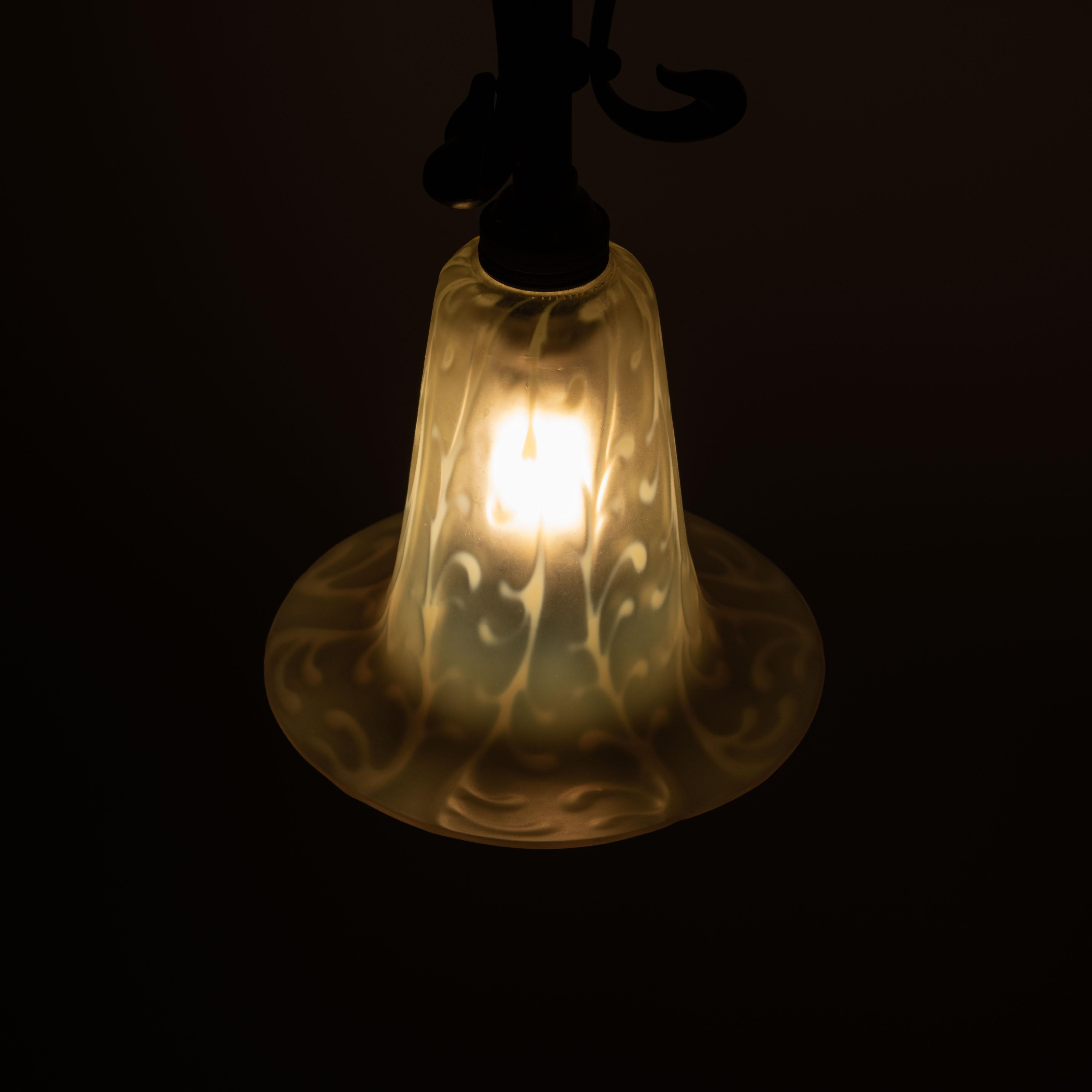 Antique Arts & Crafts Cast Copper Lamp With Rare Straw Vaseline Bell Shade In Good Condition For Sale In Nottingham, GB