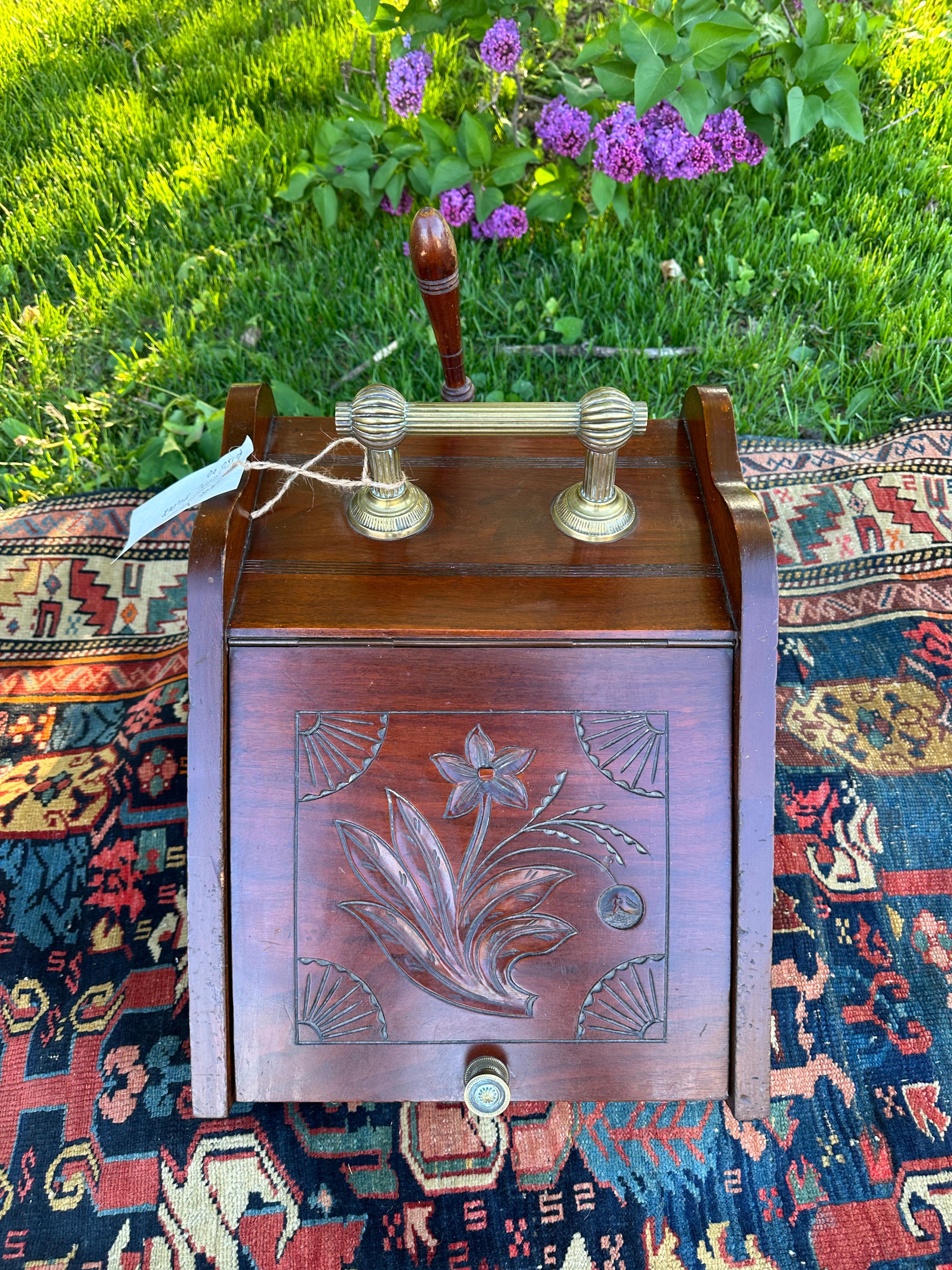 Antigua Carbonera Arts & Crafts - Época Stickley - W4977

Se trata de una antigua Carbonera Arts & Crafts de principios del siglo XX. La pieza está en muy buen estado, con un gran acabado original.  Se abre y se cierra fácilmente.  Sin reparaciones