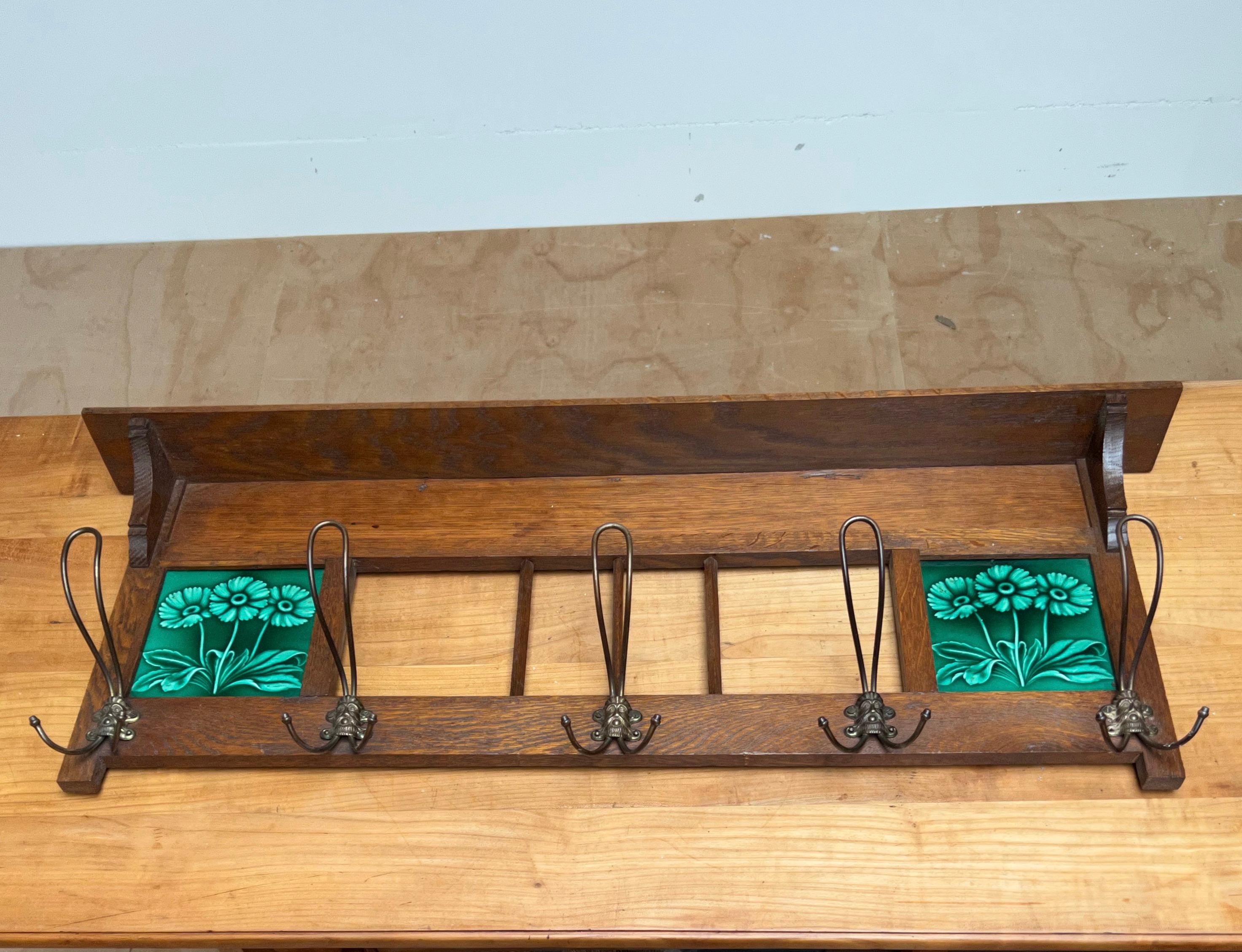 Stunning design and mint condition wall coat rack.

This rare and highly stylish Arts & Crafts coat rack is entirely original and in amazing condition. Its relatively small size makes it also suitable for smaller entrances or even for a bedroom.