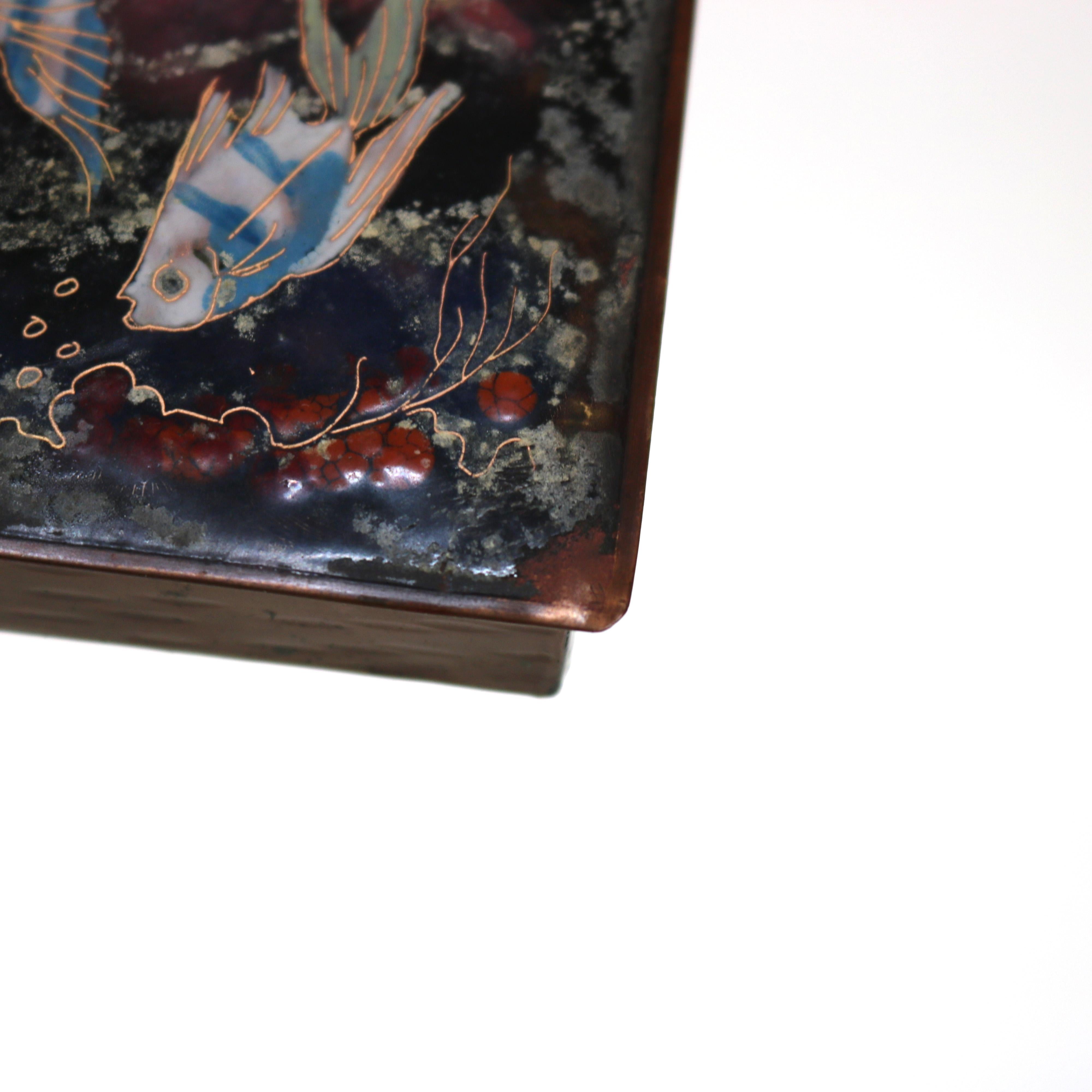 Caja antigua Arts & Crafts de cobre esmaltado con motivo de pez firmada C1910 siglo XX en venta