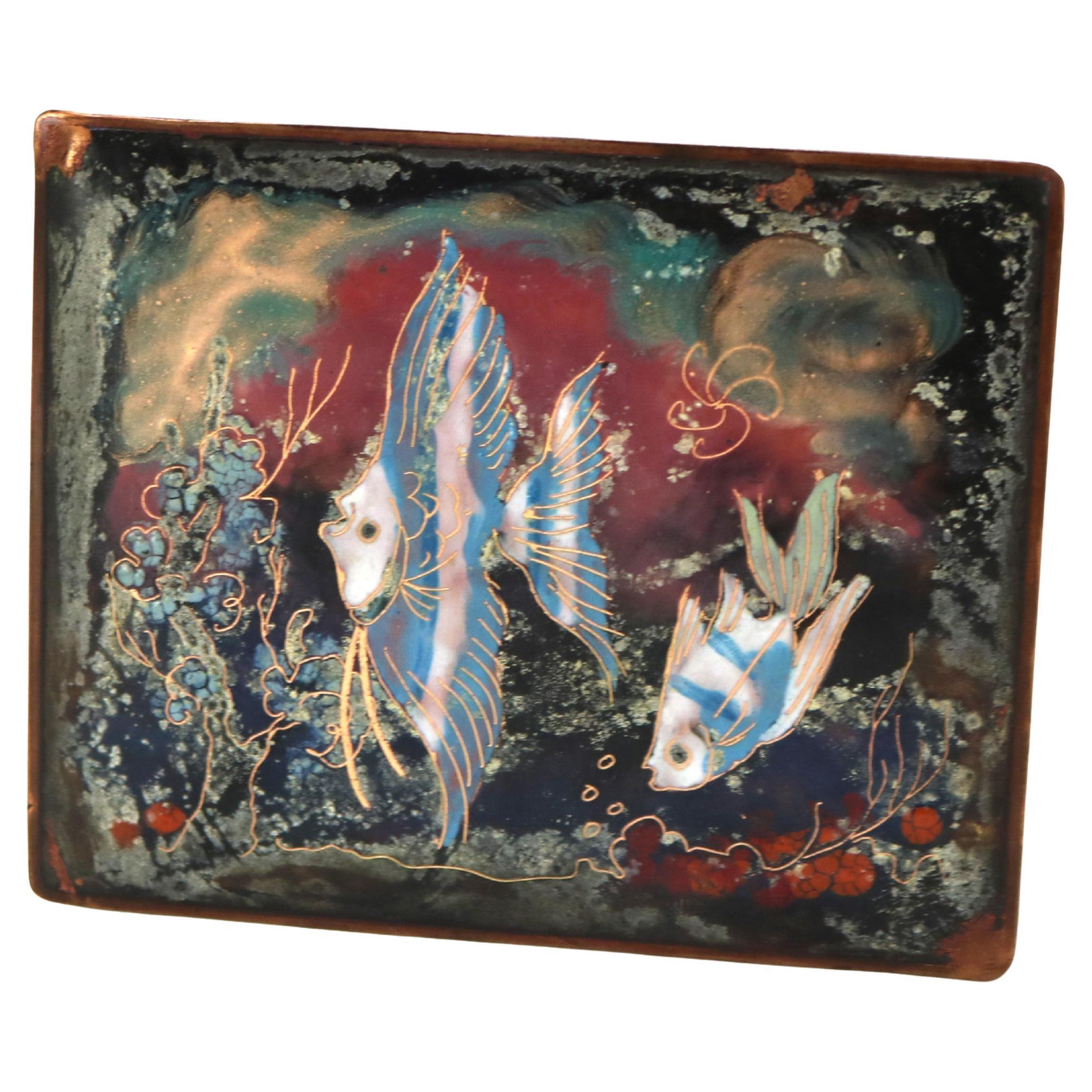Antique boîte Arts & Crafts en cuivre émaillé avec motif de poisson signée C1910