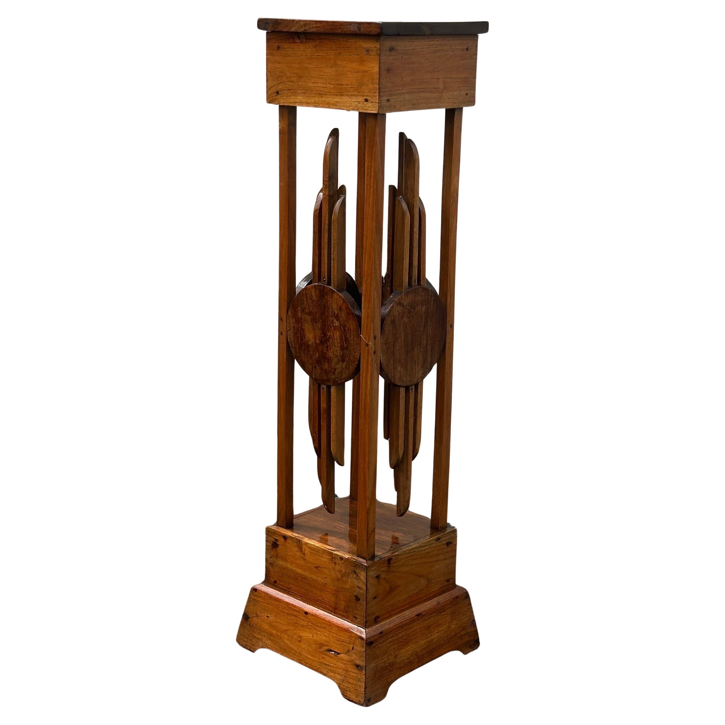 Antico portapiante in legno di ciliegio (credo sia ciliegio, non sono sicuro) realizzato su misura per il periodo dell'arte e dell'artigianato, circa 1930.  Il pezzo è in ottime condizioni vintage e misura 11,5