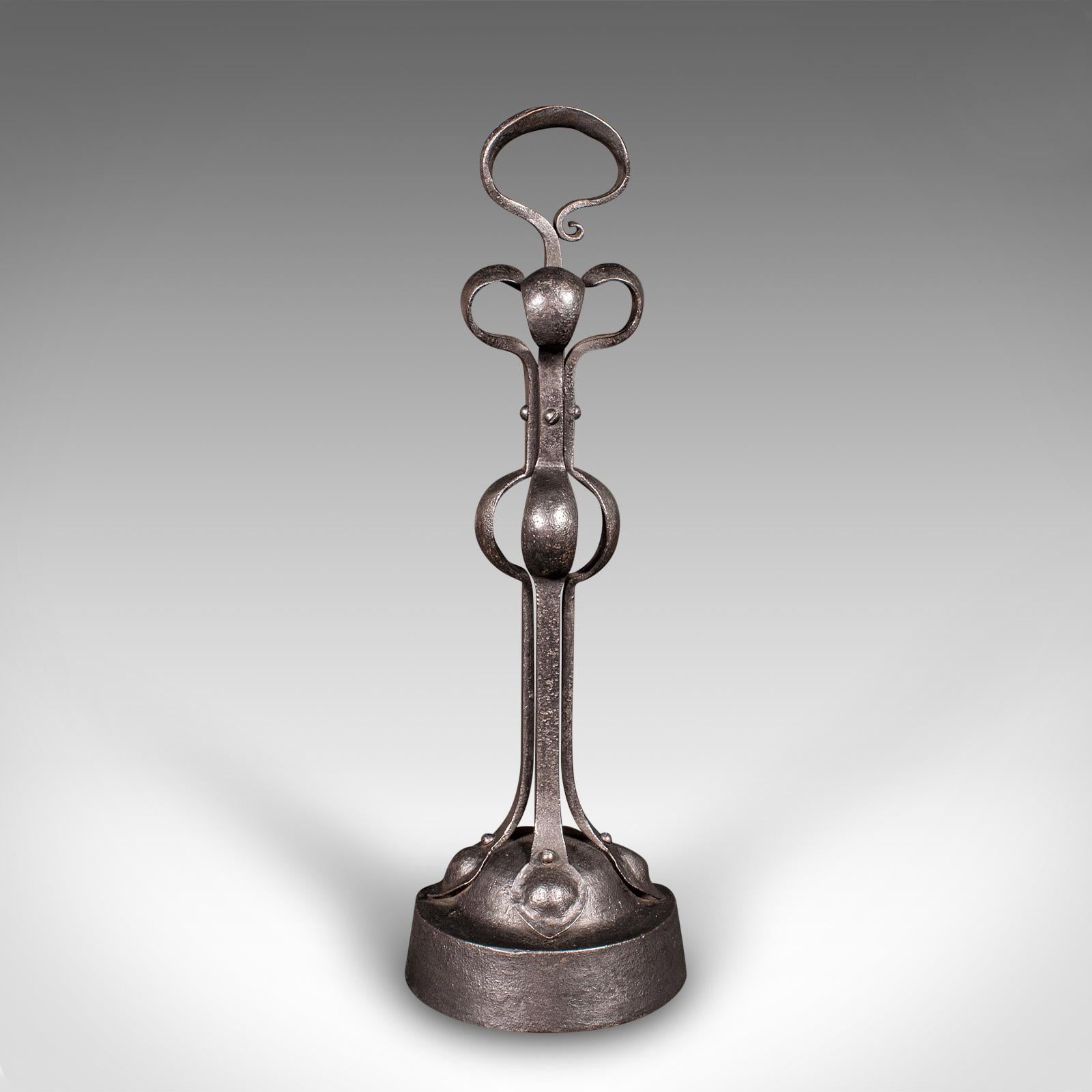 Dies ist ein antiker Arts & Crafts Türstopper. Ein englischer, schmiede- und gusseiserner Türwächter in der Art von Liberty of London, aus der späten viktorianischen Zeit, um 1900.

Charmanter Türstopper aus der Zeit des Arts & Crafts, der eine
