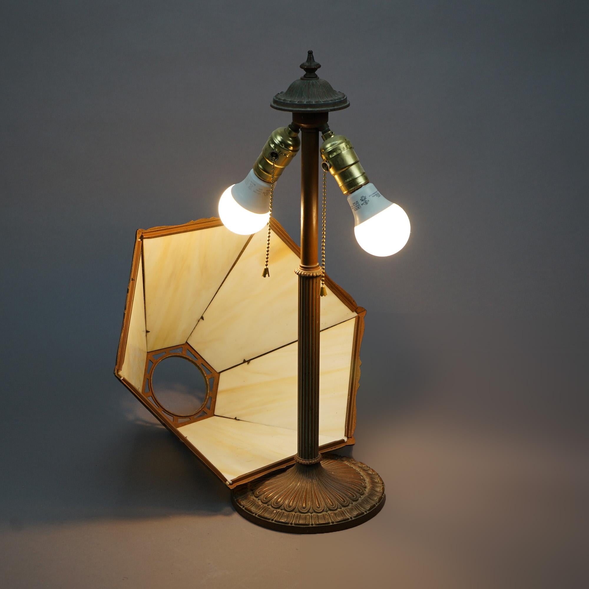 Antique Arts & Crafts EM Miller Slag Glass Table Lamp, circa 1920 siglo XX