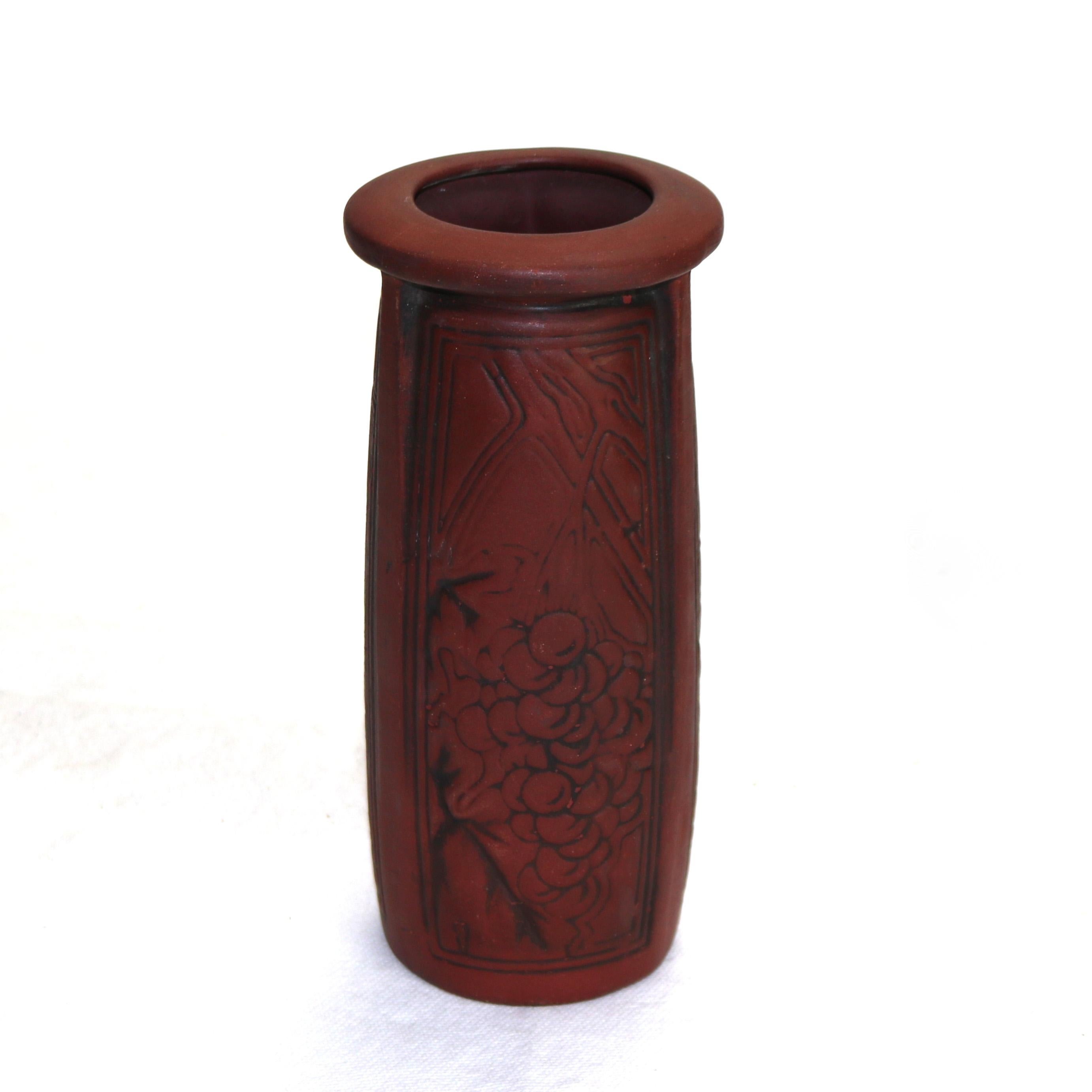 Antike Arts & Crafts geprägte Paneled Grape & Leaf Redware Keramik Vase c1920.   
10 1/4