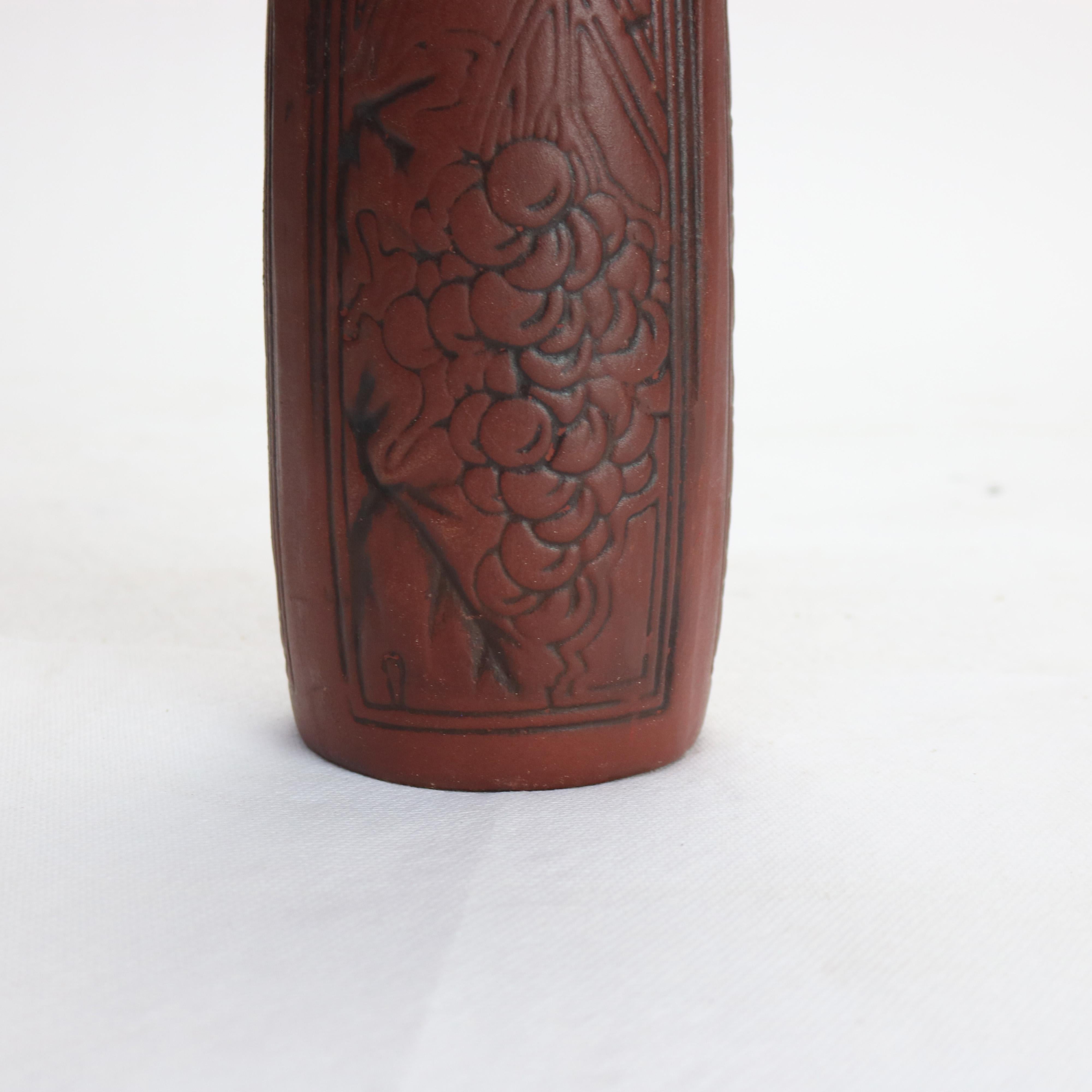 Antike Arts and Crafts-Keramikvase mit geprägtem Trauben- und Blattroter Traubenmotiv aus rotem Geschirr, um 1920 im Zustand „Gut“ im Angebot in Big Flats, NY