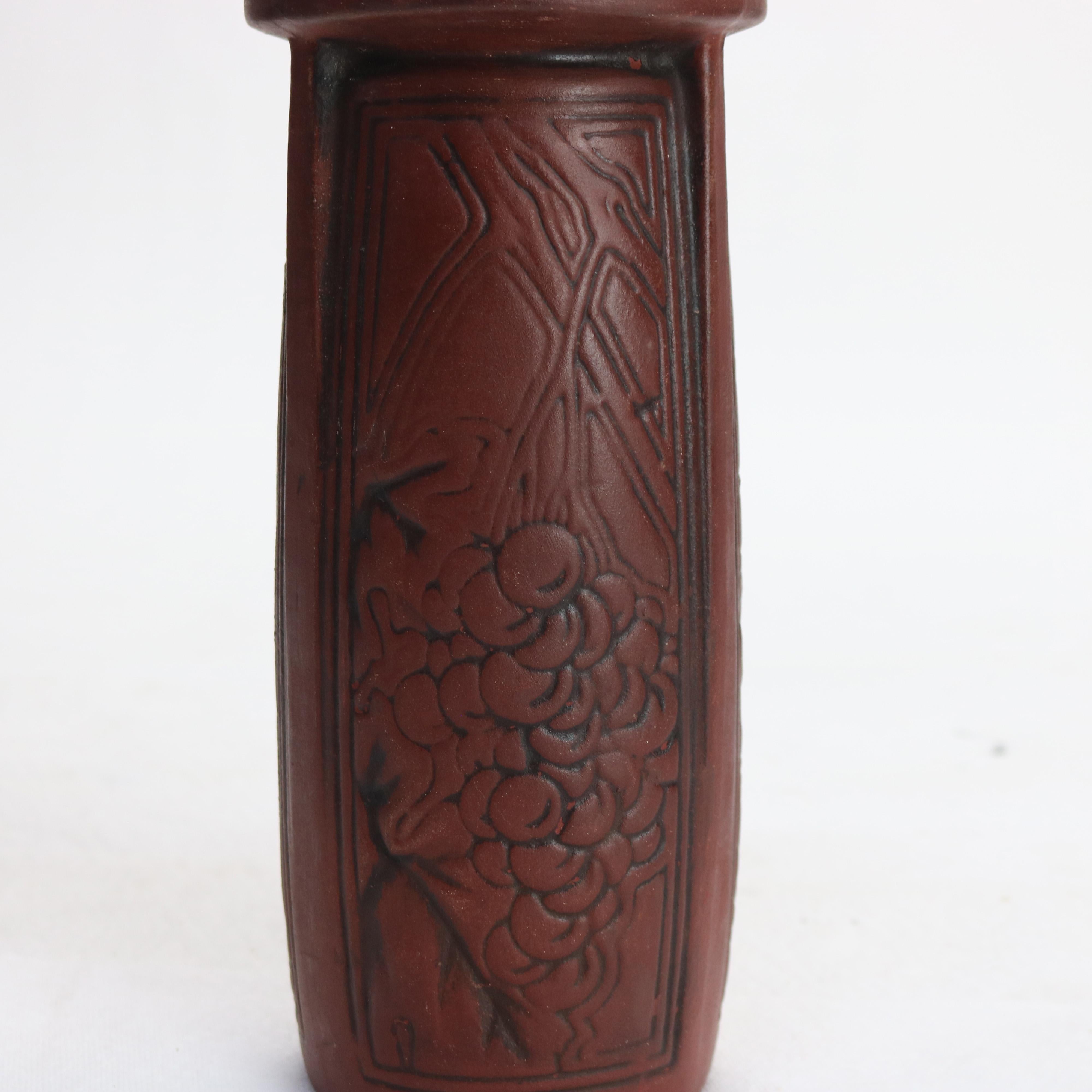 Antike Arts and Crafts-Keramikvase mit geprägtem Trauben- und Blattroter Traubenmotiv aus rotem Geschirr, um 1920 (20. Jahrhundert) im Angebot
