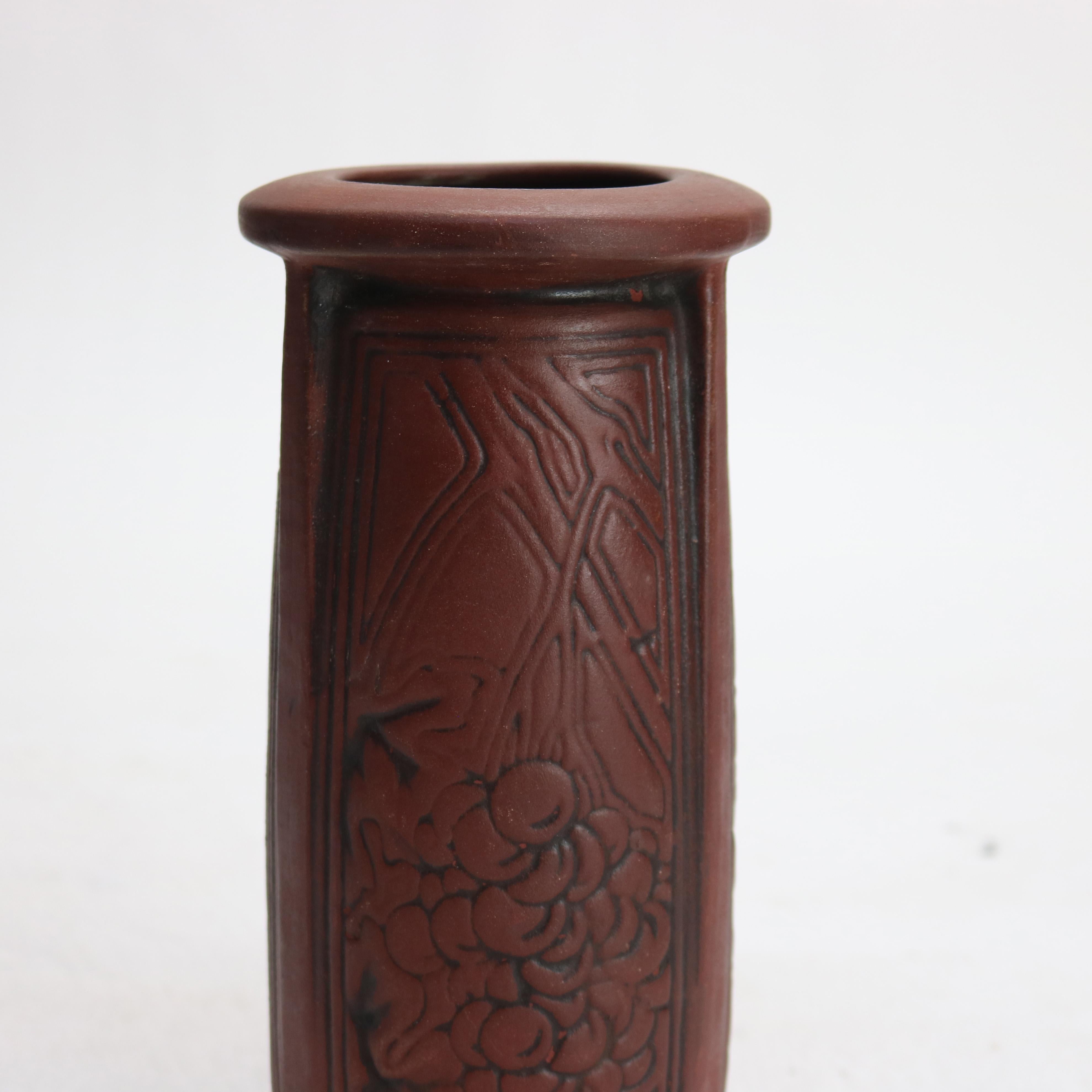 Antike Arts and Crafts-Keramikvase mit geprägtem Trauben- und Blattroter Traubenmotiv aus rotem Geschirr, um 1920 (Töpferwaren) im Angebot
