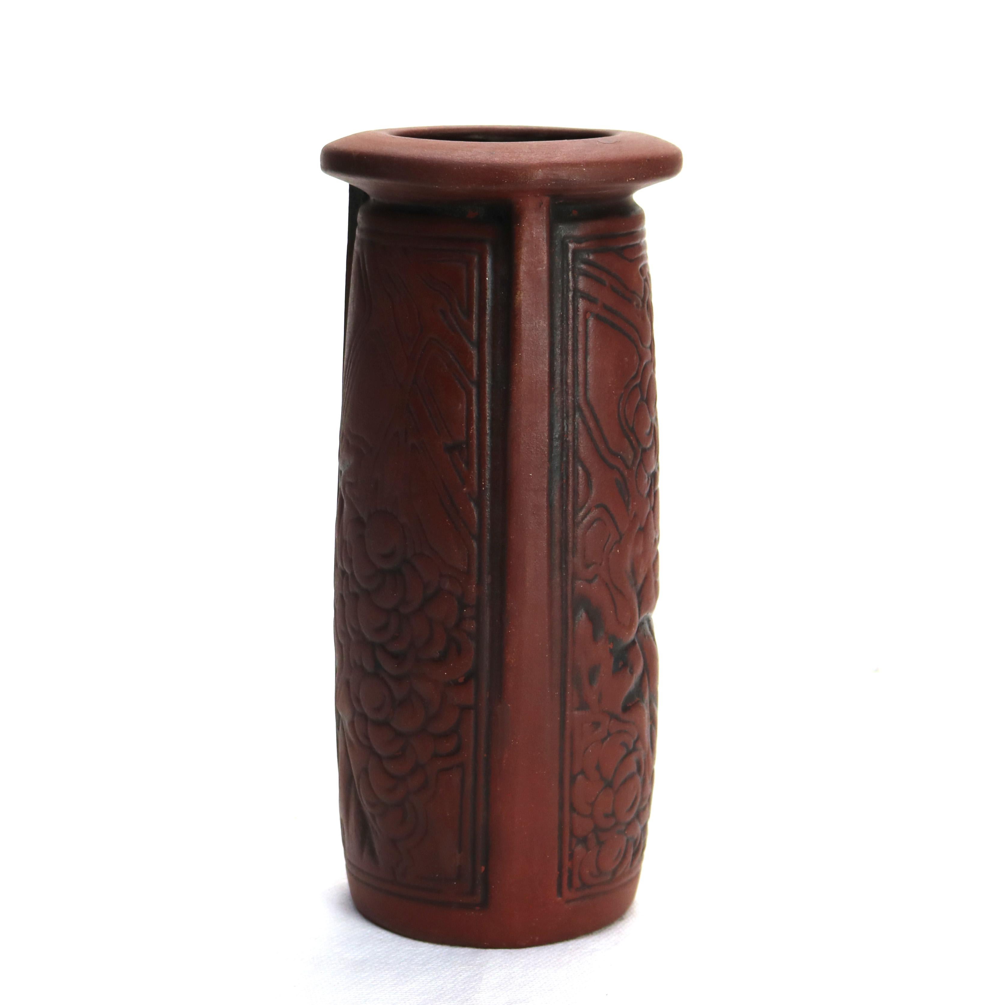 Antike Arts and Crafts-Keramikvase mit geprägtem Trauben- und Blattroter Traubenmotiv aus rotem Geschirr, um 1920 im Angebot 1