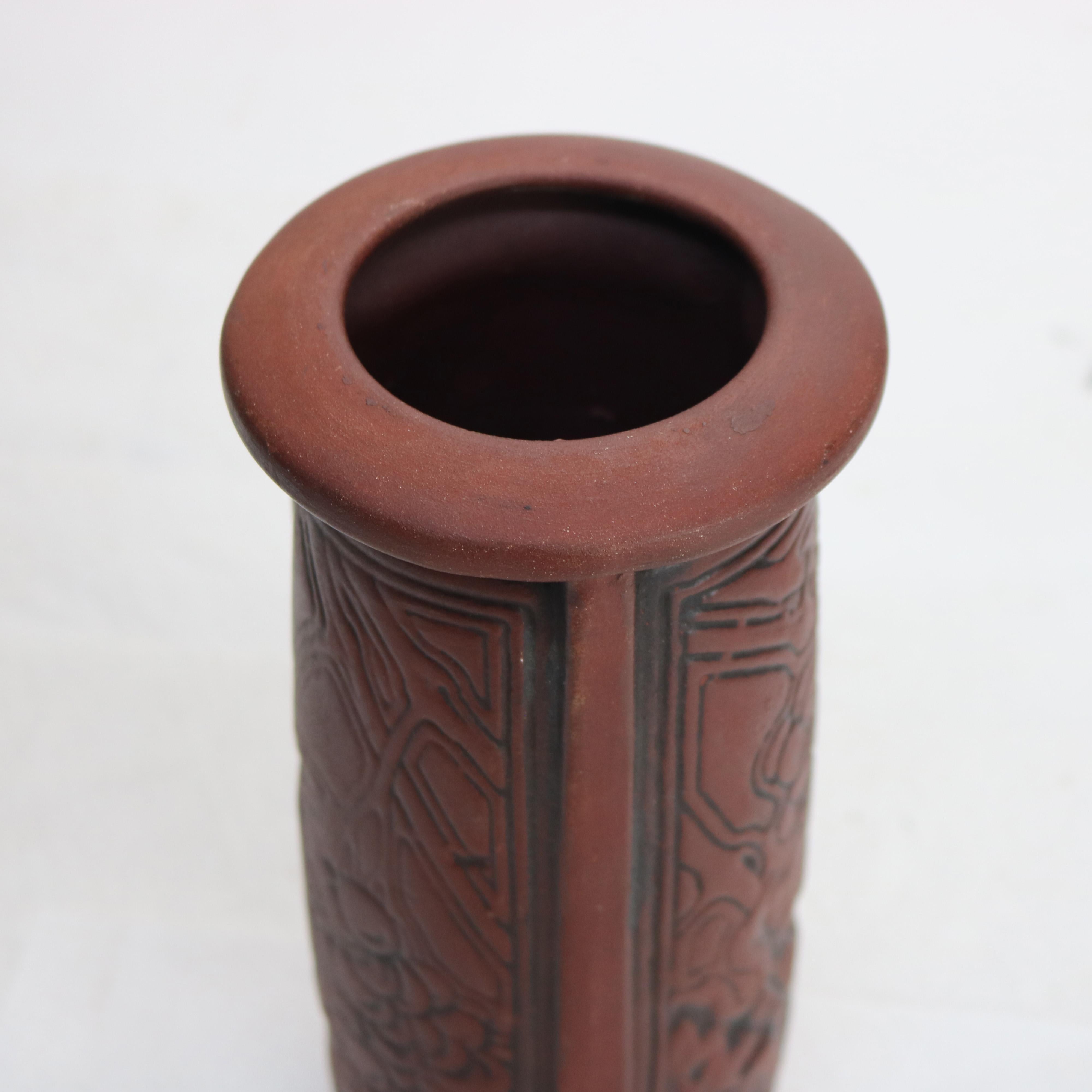 Antike Arts and Crafts-Keramikvase mit geprägtem Trauben- und Blattroter Traubenmotiv aus rotem Geschirr, um 1920 im Angebot 2