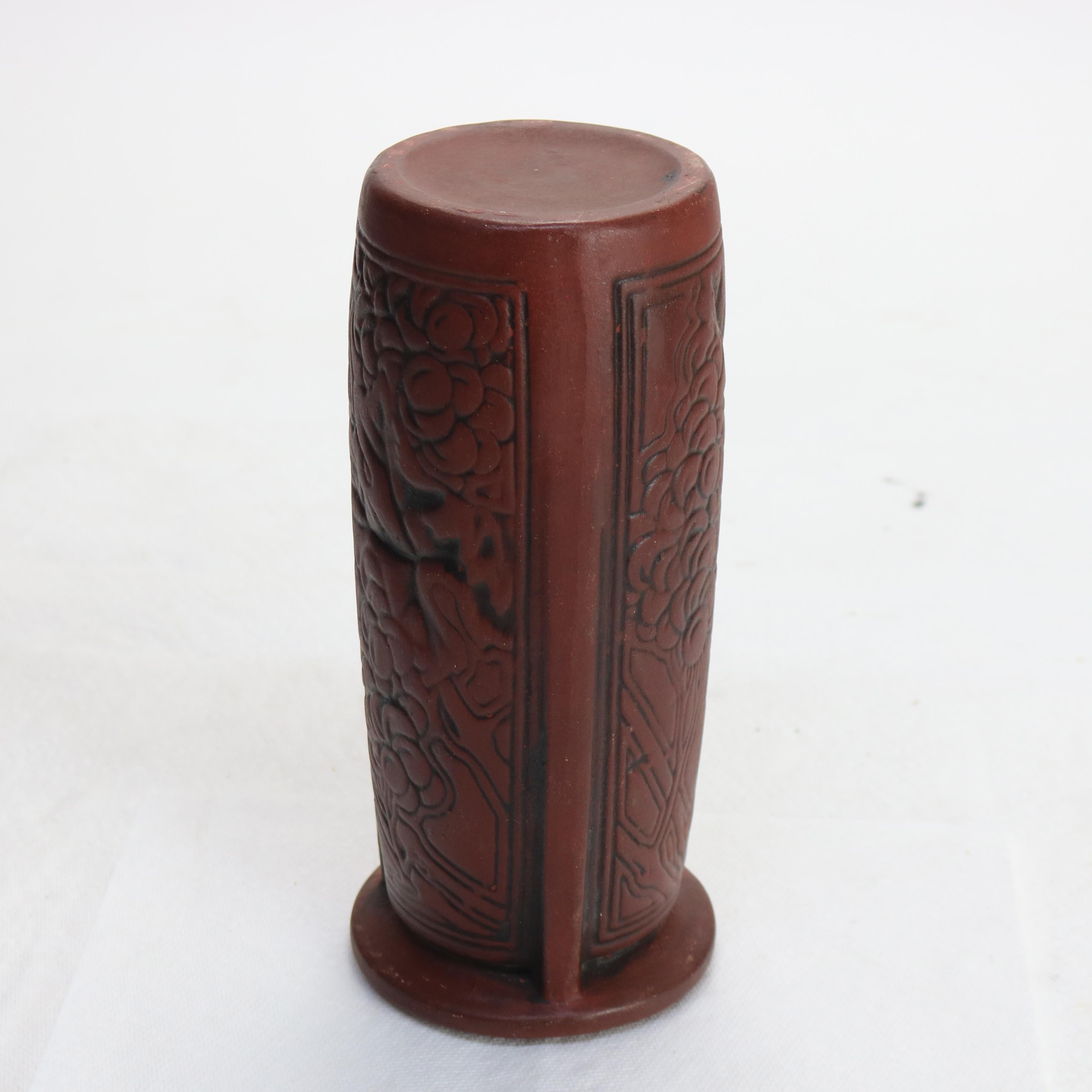 Antike Arts and Crafts-Keramikvase mit geprägtem Trauben- und Blattroter Traubenmotiv aus rotem Geschirr, um 1920 im Angebot 3