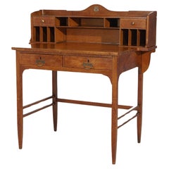 Antique Liberty & Co. anglais Bureau de cartes postales d'école en Oak c1910