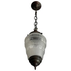Antica lampada a sospensione per scale o corridoi in vetro e ottone inciso di Arts & Crafts