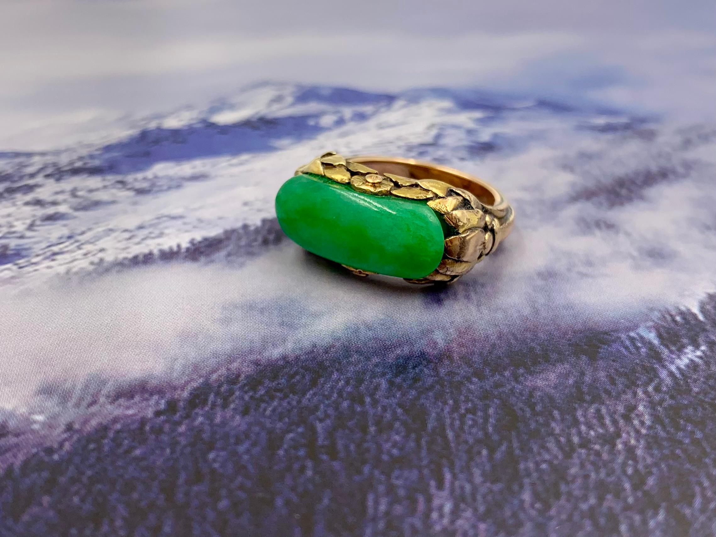 Antique Arts & Crafts Fine Chinese Apple Green Jade 14K Yellow Gold Saddle Ring For Sale 4