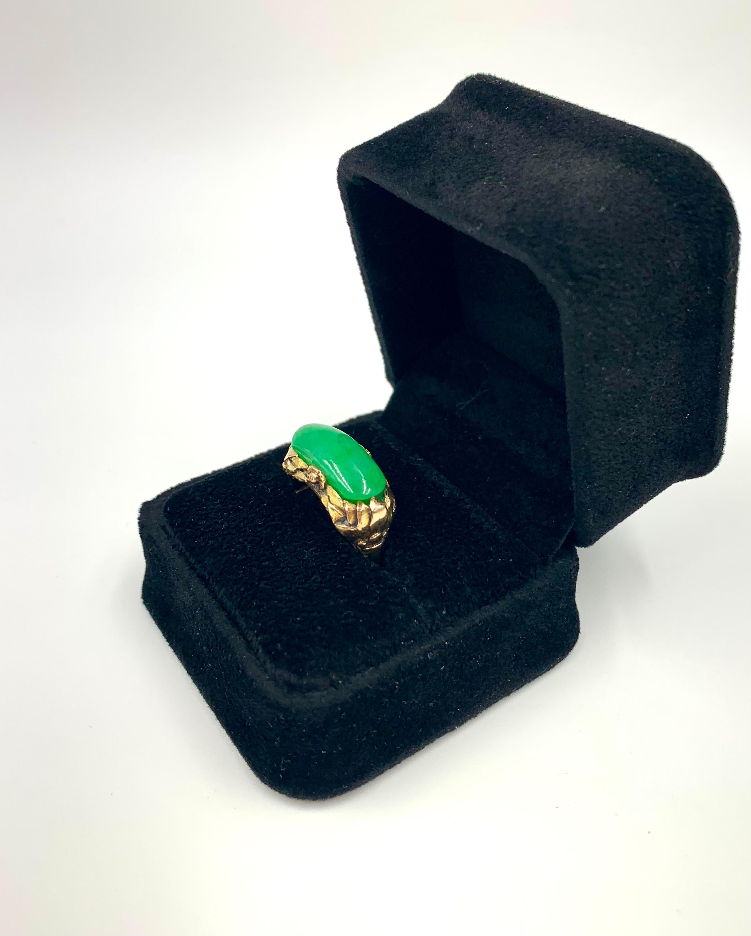 Antique Arts & Crafts Fine Chinese Apple Green Jade 14K Yellow Gold Saddle Ring For Sale 7