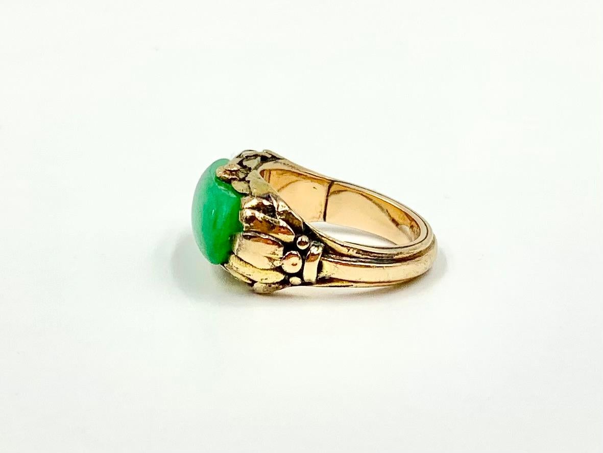 Antique Arts & Crafts Fine Chinese Apple Green Jade 14K Yellow Gold Saddle Ring In Good Condition For Sale In New York, NY