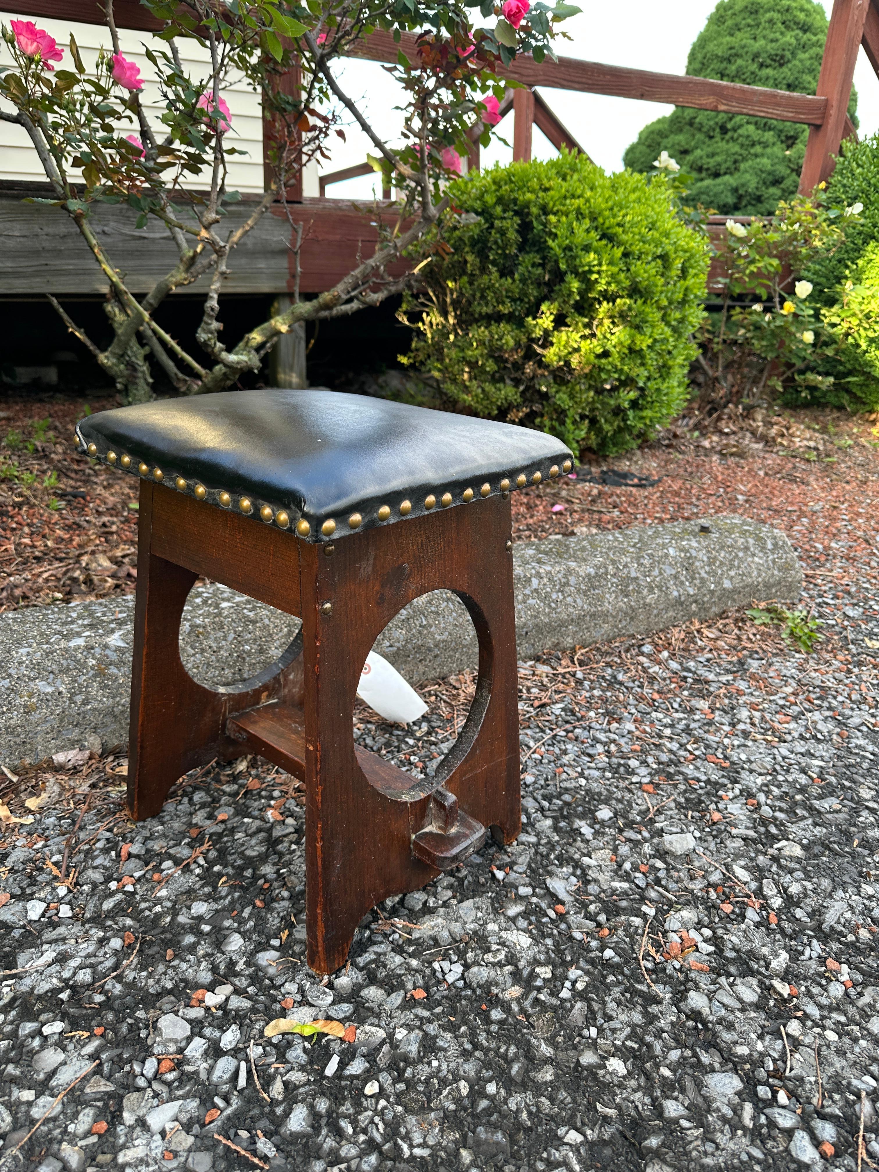 Antique Arts & Crafts  CUSHMAN Footstool -  Stickley era  W8026 In Good Condition For Sale In Shamokin Dam, PA