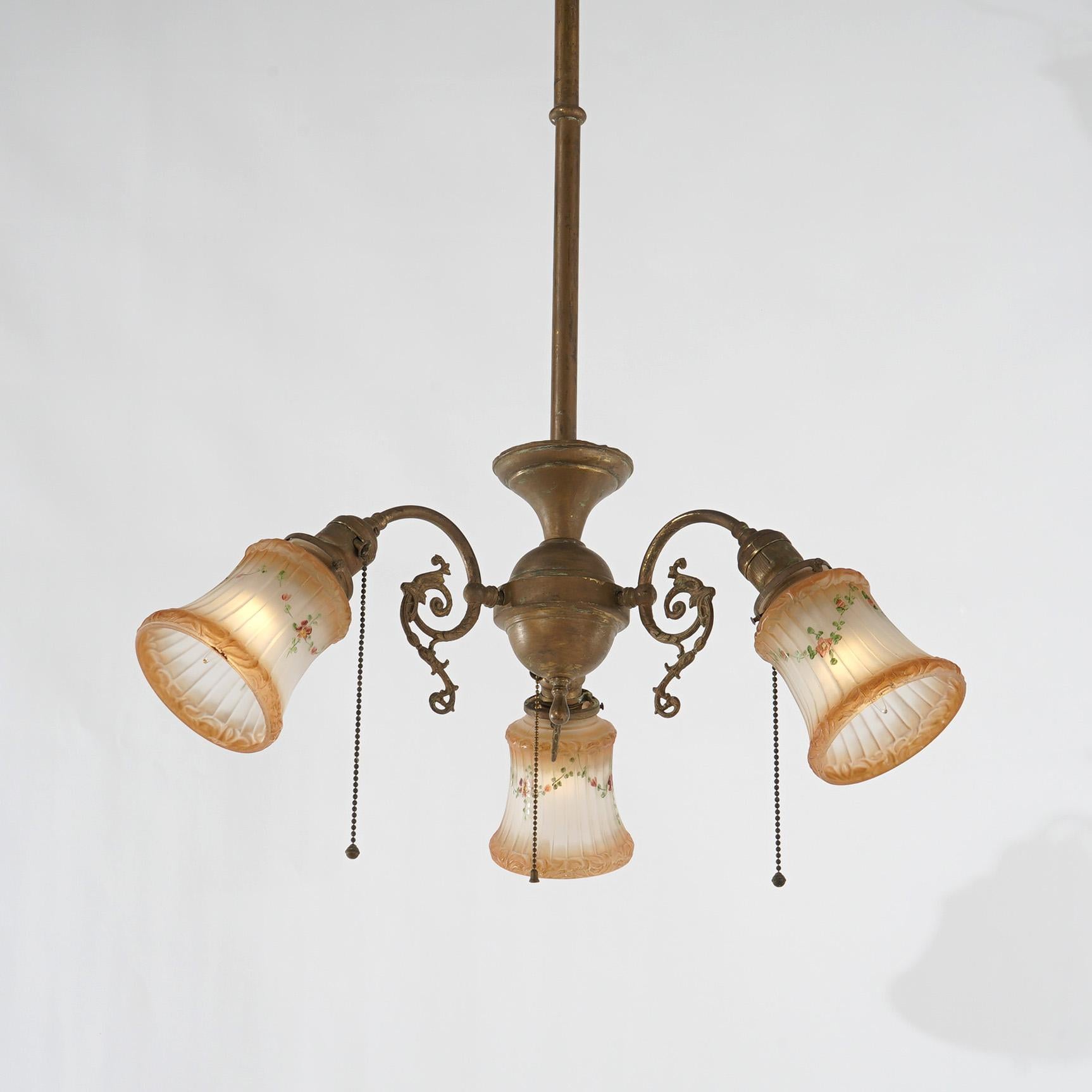 Suspension ancienne en métal doré Arts & Crafts à trois lumières avec bras en forme de volutes et abat-jour en verre, Circa 1910

Dimensions : 37,5''H x 20,5''L x 20,5''P