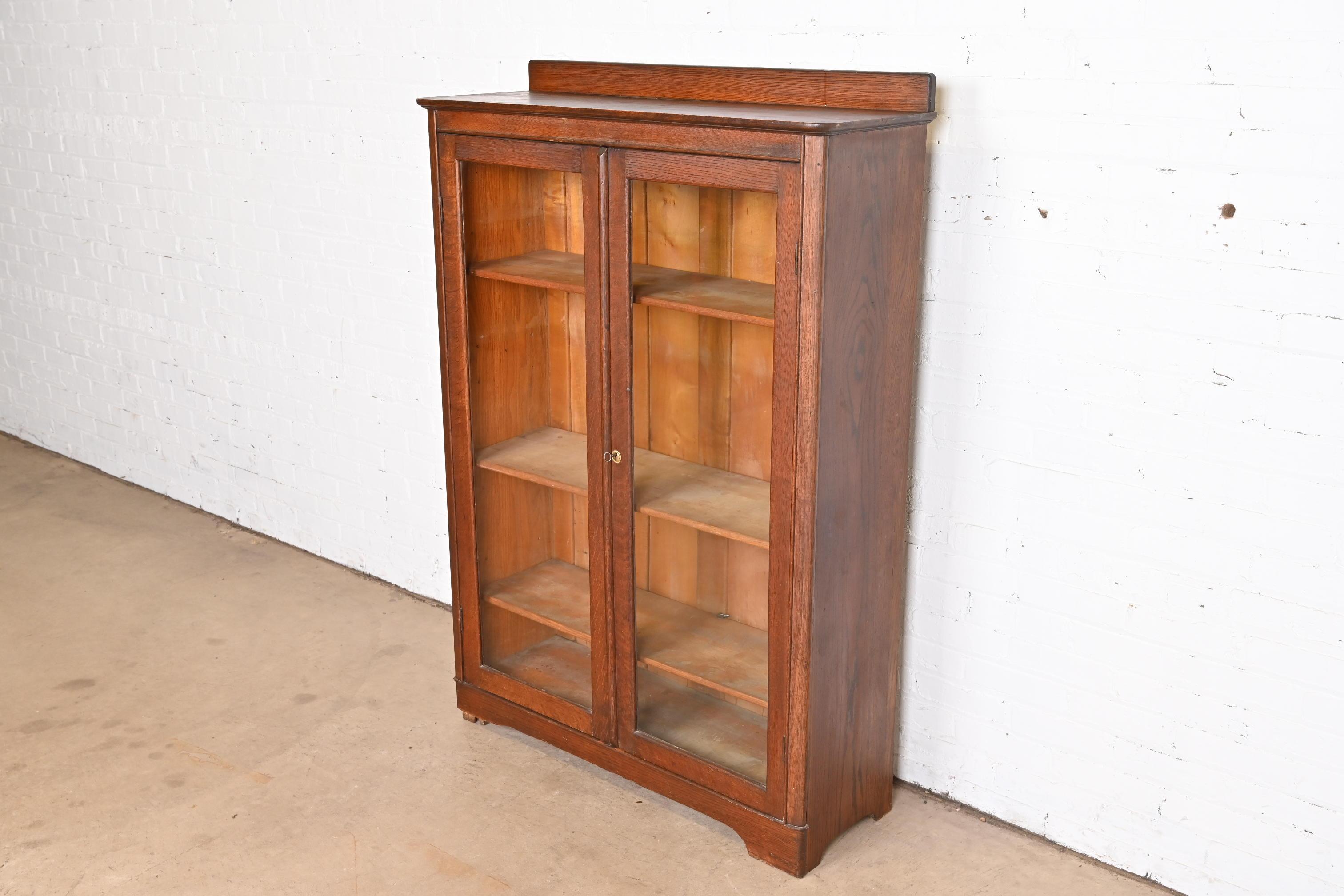 A beautiful antique Mission or Arts & Crafts two door bookcase

By Larkin Co.

USA, Circa 1900

Oak, with glass front doors. Cabinet locks, and key is included.

Measures: 39.5