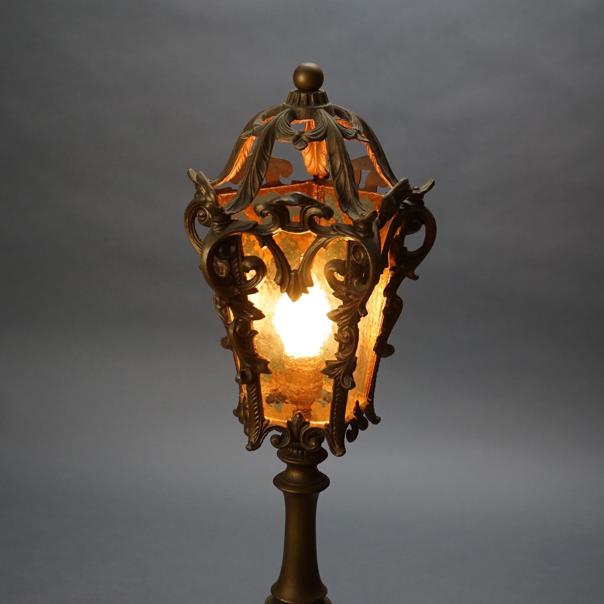 Antike Arts & Crafts Hammered Amber Glass Torchiere Tischlampe in der Straße Laterne Form mit Foliate Elemente und Marmor Basis C1920

Maße - 27,5 