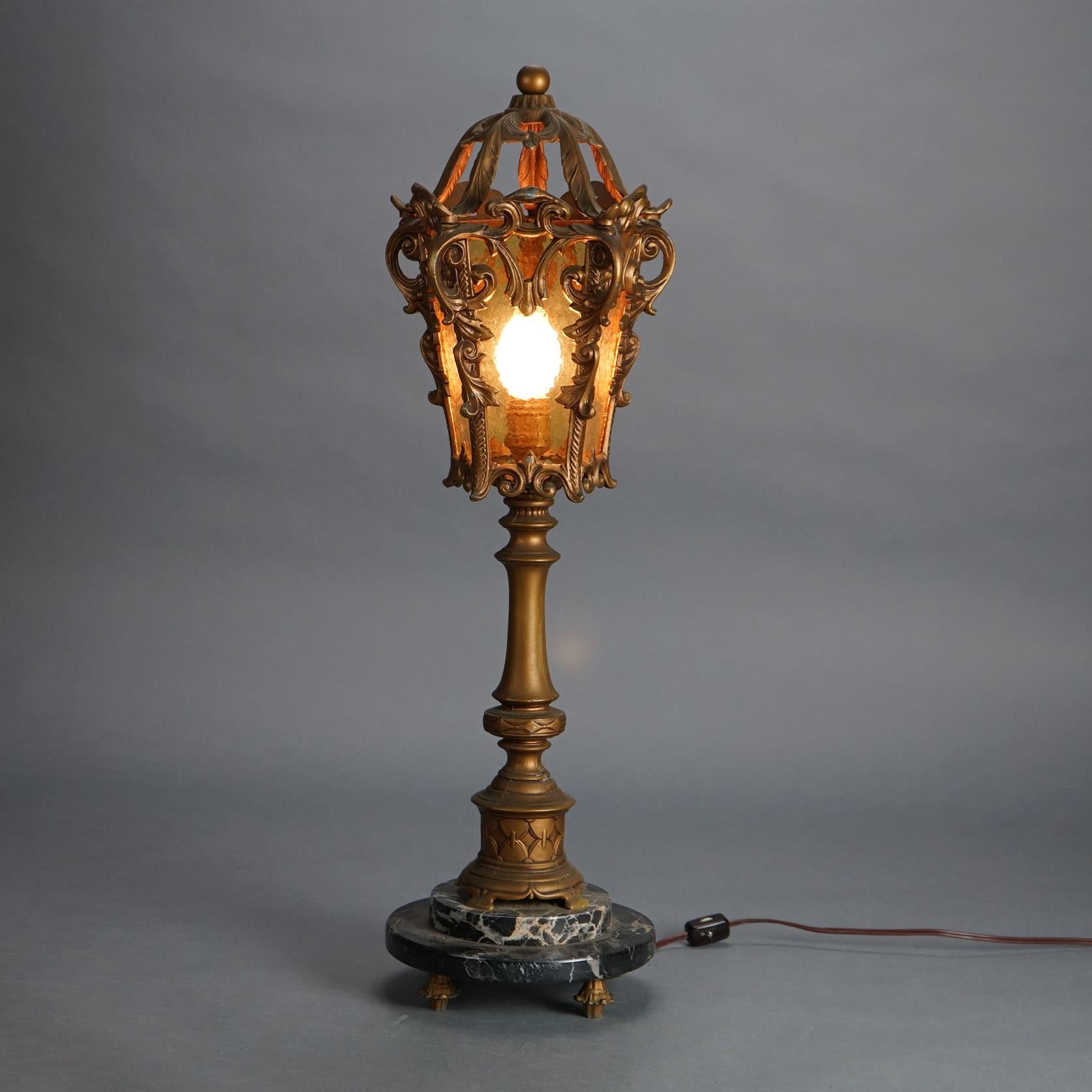 Antike Arts and Crafts-Tischlampe aus gehämmertem Bernsteinglas, Fackel, um 1920 (amerikanisch) im Angebot