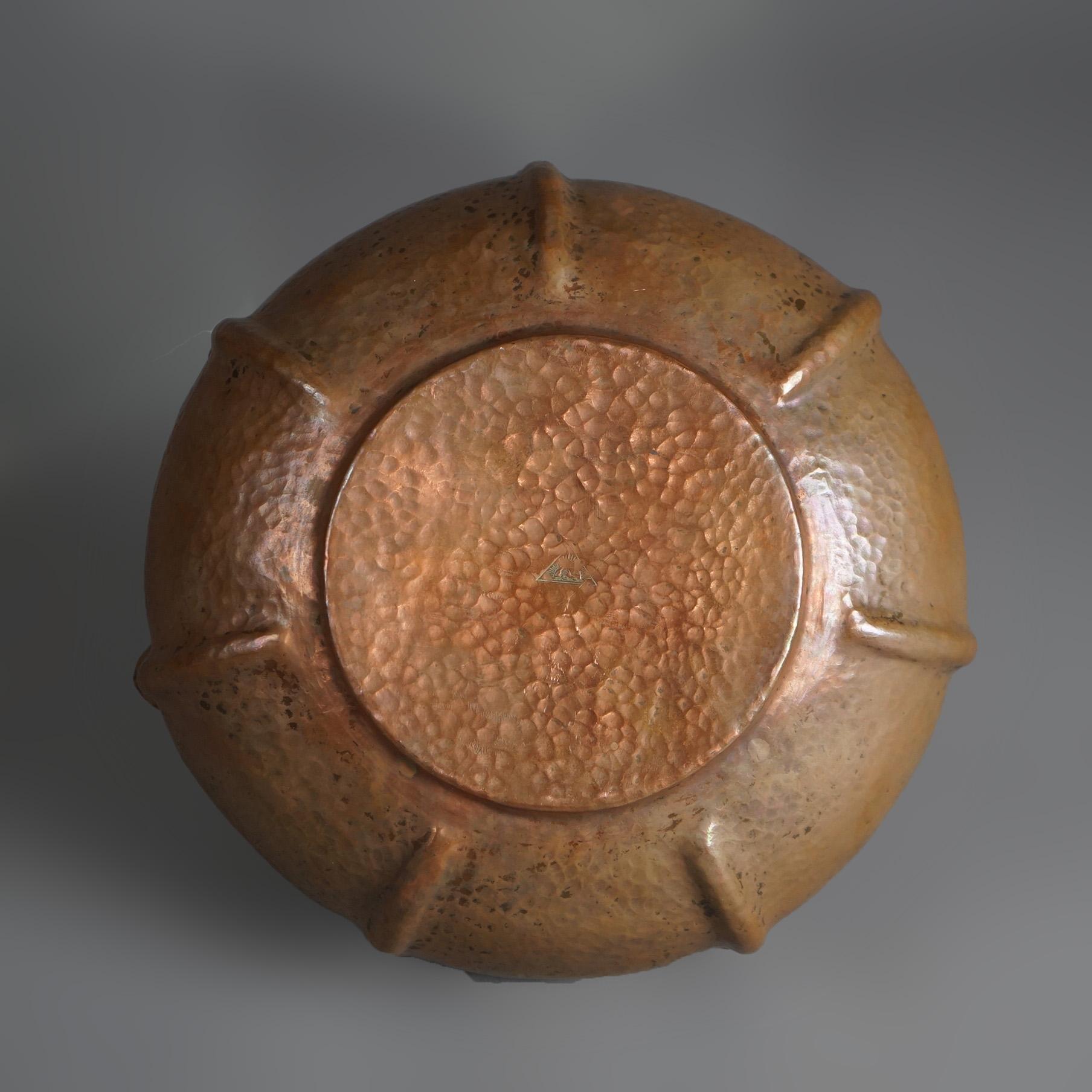 Martelé Bol central Arts & Crafts antique en cuivre martelé avec cachet du fabricant C1910 en vente