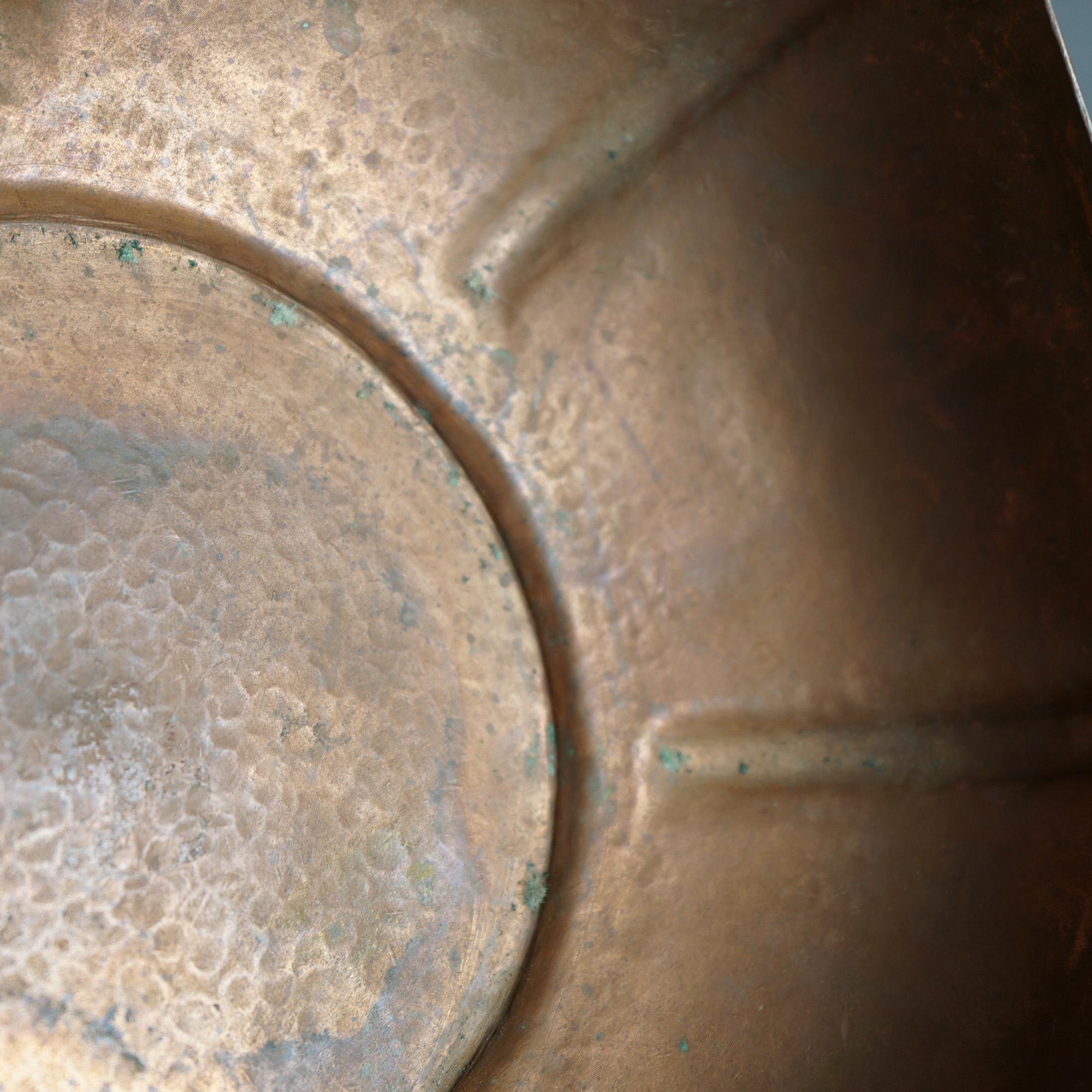 Cuivre Bol central Arts & Crafts antique en cuivre martelé avec cachet du fabricant C1910 en vente