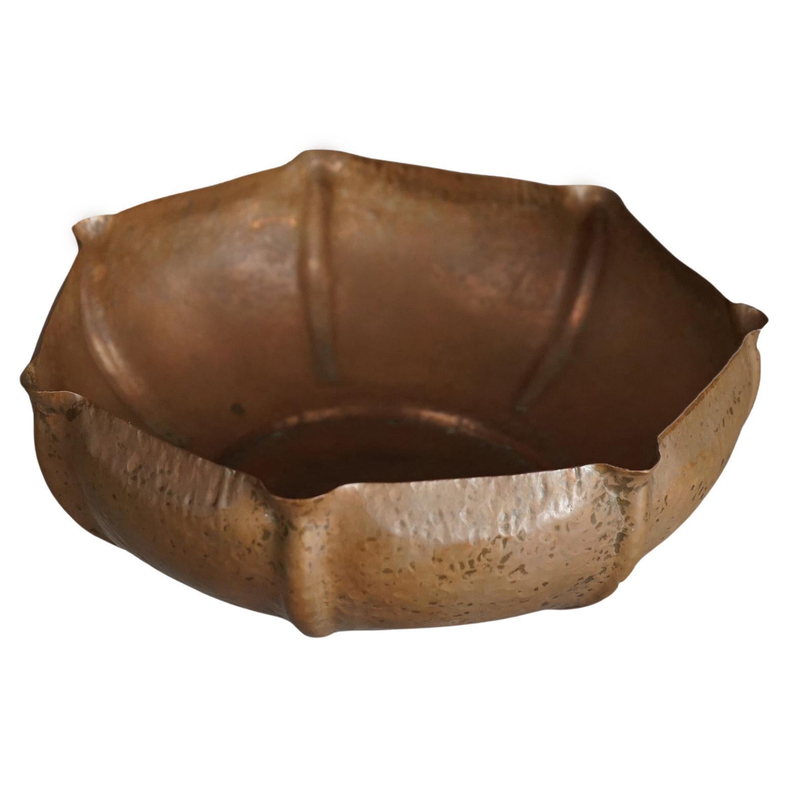 XX Antike Arts
Crafts gehämmert Kupfer Zentrum Schüssel mit Maker Stempel C1910