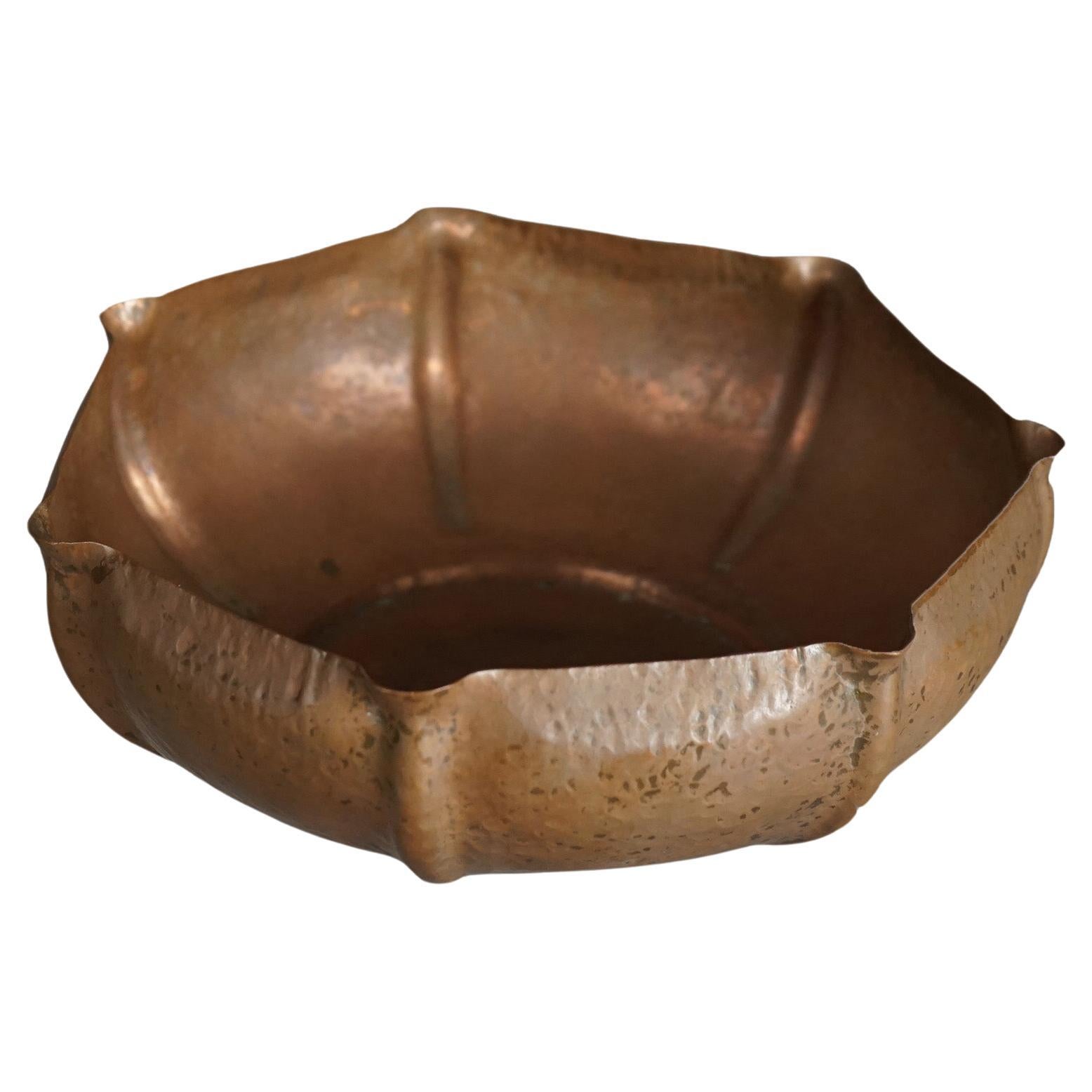 Bol central Arts & Crafts antique en cuivre martelé avec cachet du fabricant C1910