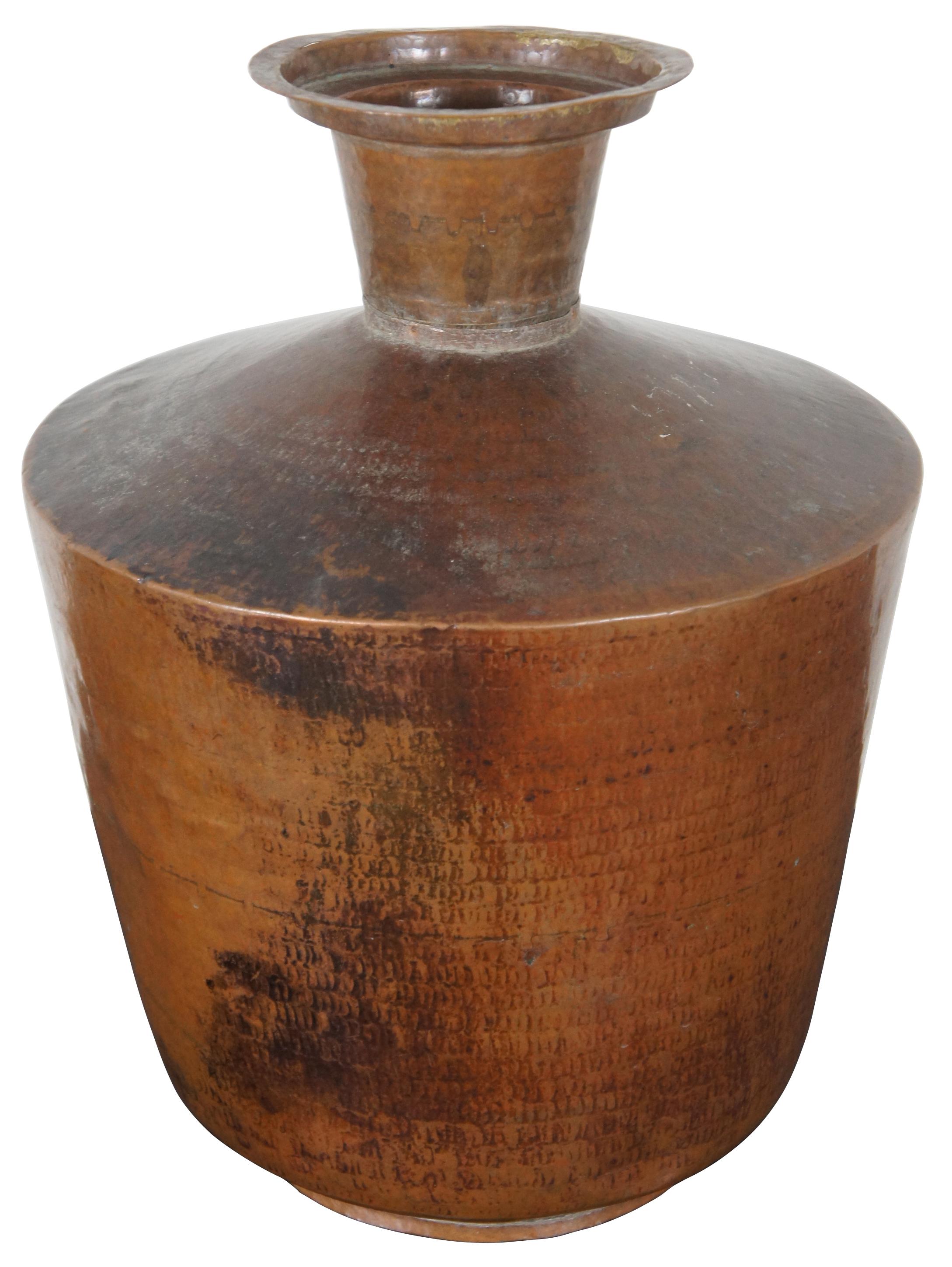 Antique hammered and dovetailed copper jug or large vase. Measure: 16