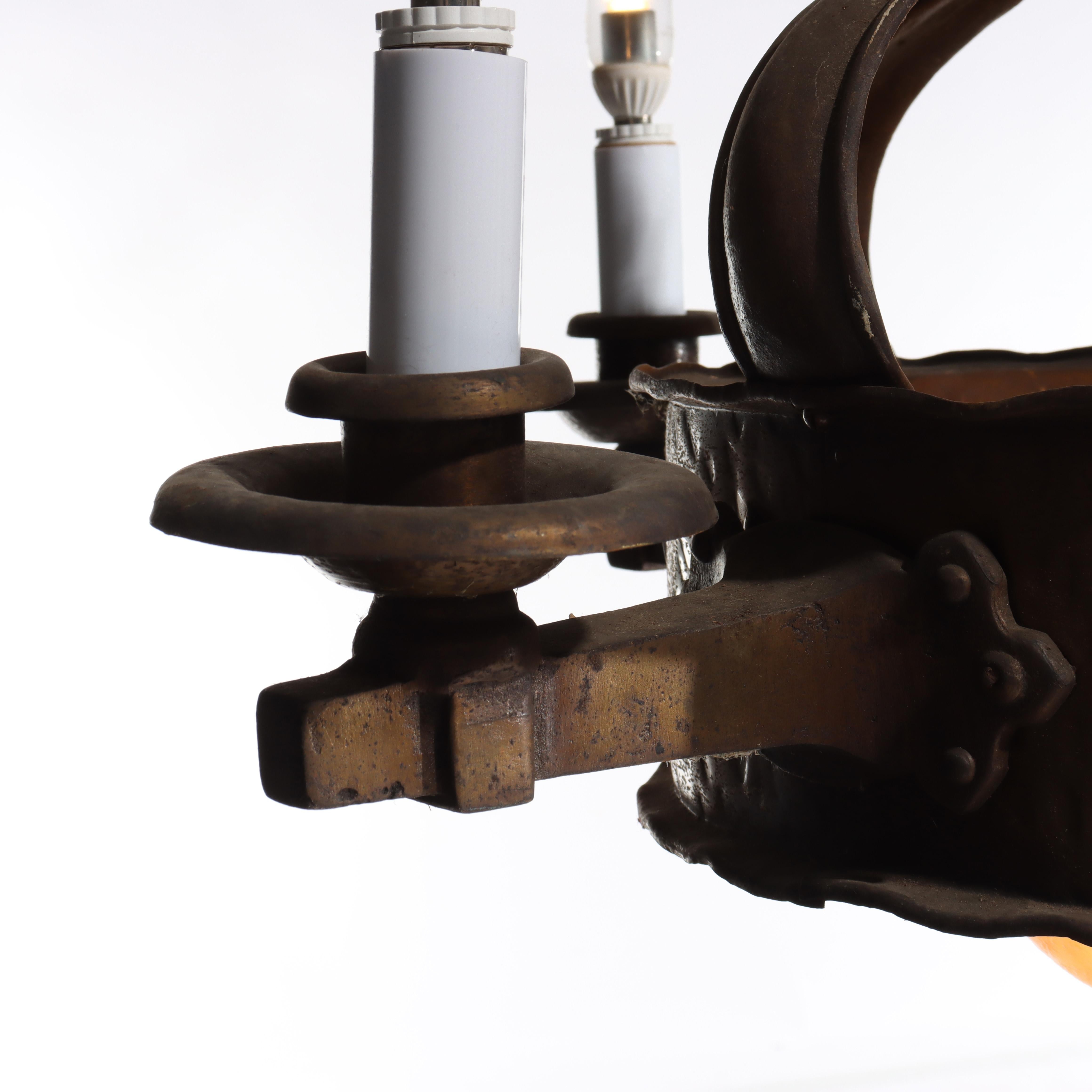 Lustre à 4 lumières en métal martelé Arte Antiques & Crafts C1920 Bon état - En vente à Big Flats, NY