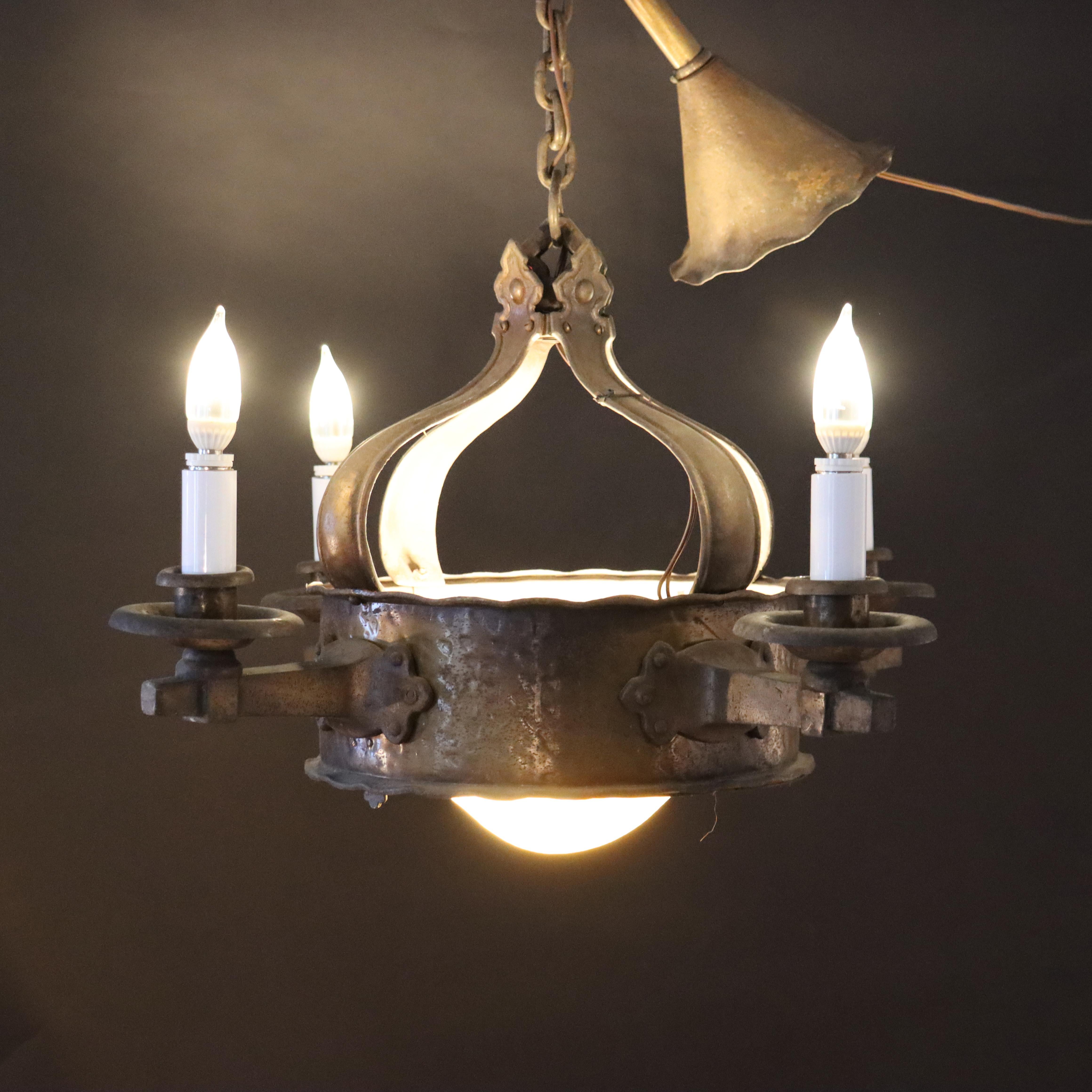 20ième siècle Lustre à 4 lumières en métal martelé Arte Antiques & Crafts C1920 en vente