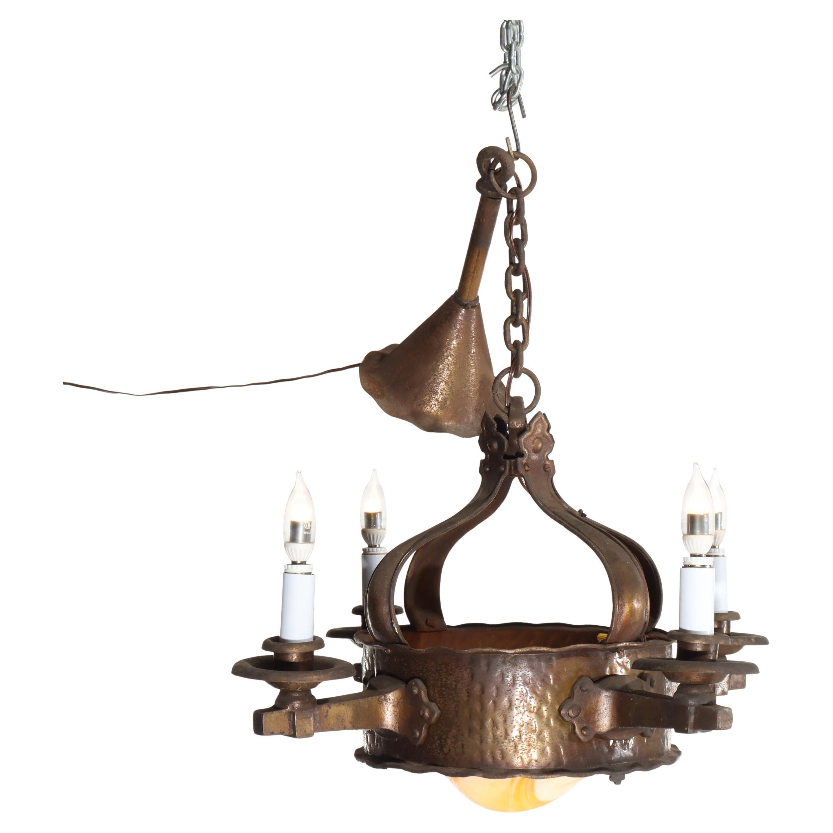 Lustre à 4 lumières en métal martelé Arte Antiques 
Crafts C1920