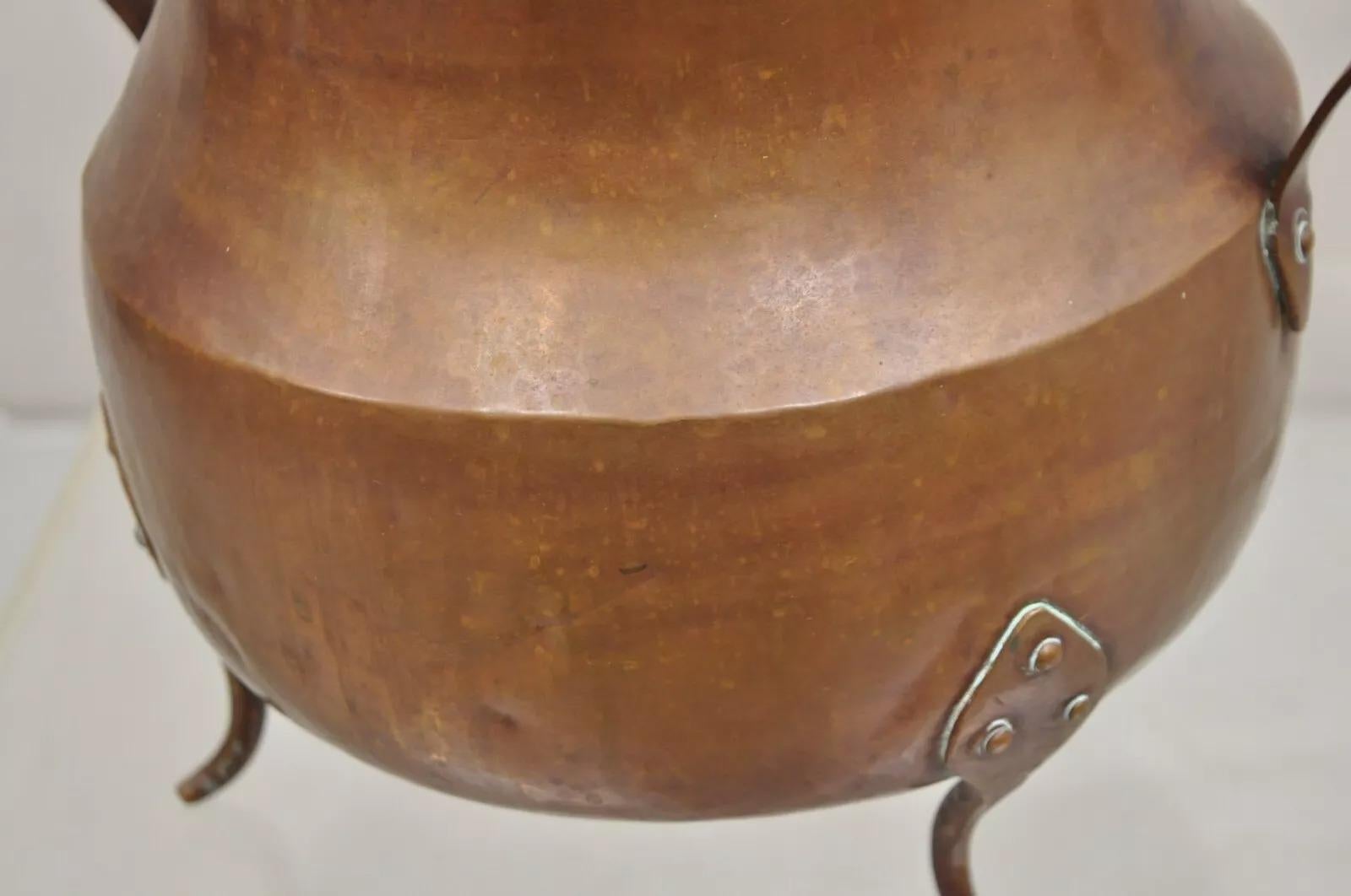 Ancien pot Arts & Crafts martelé à la main, à trois pieds et poignée en queue d'aronde en vente 5