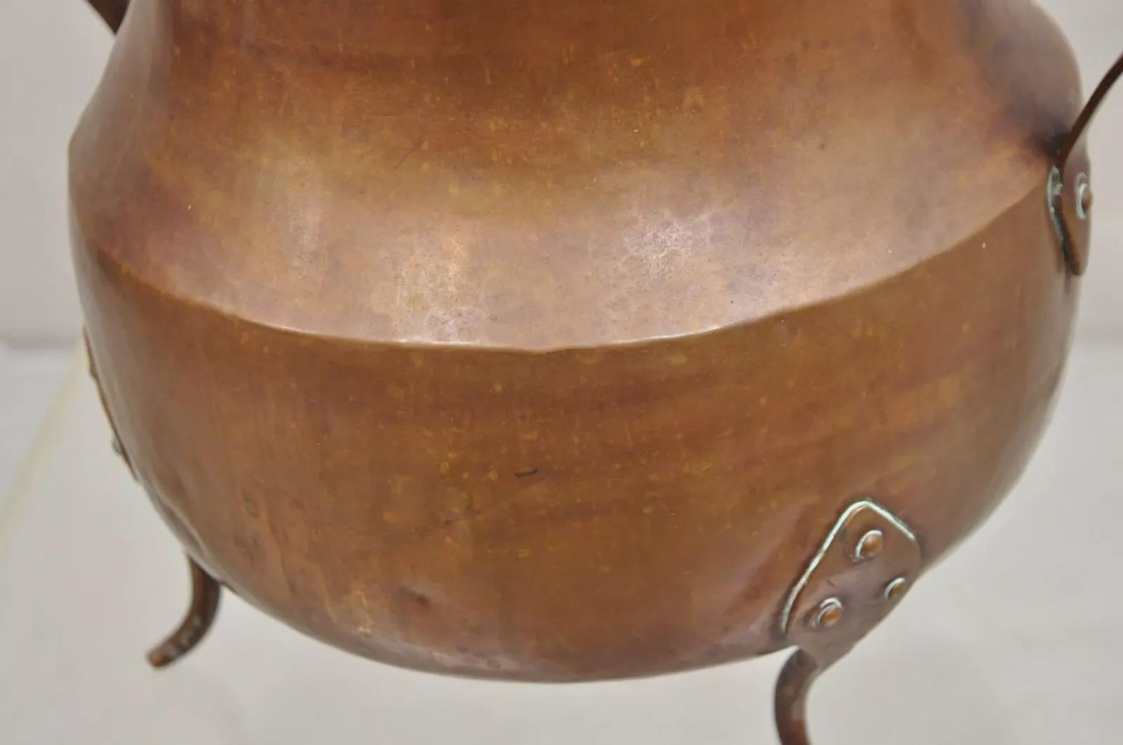 Ancien pot Arts & Crafts martelé à la main, à trois pieds et poignée en queue d'aronde en vente 5